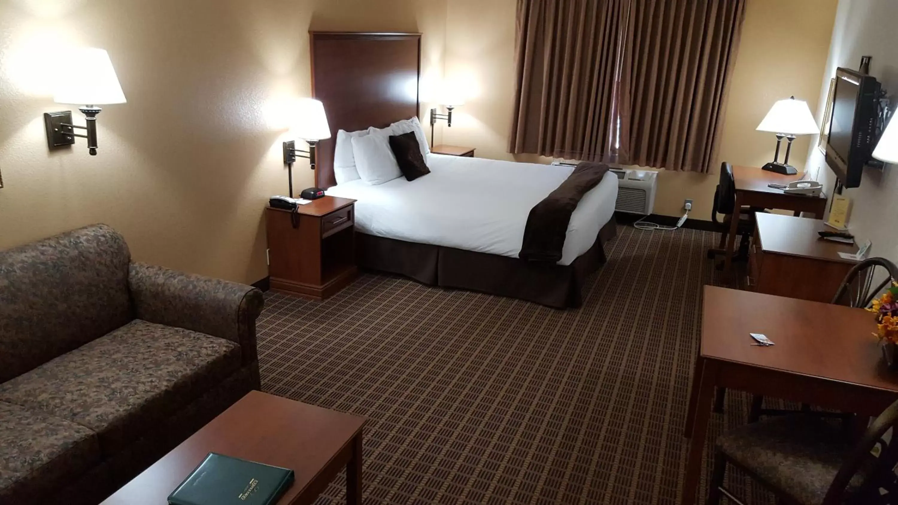 Photo of the whole room, Bed in Expressway Suites Fargo