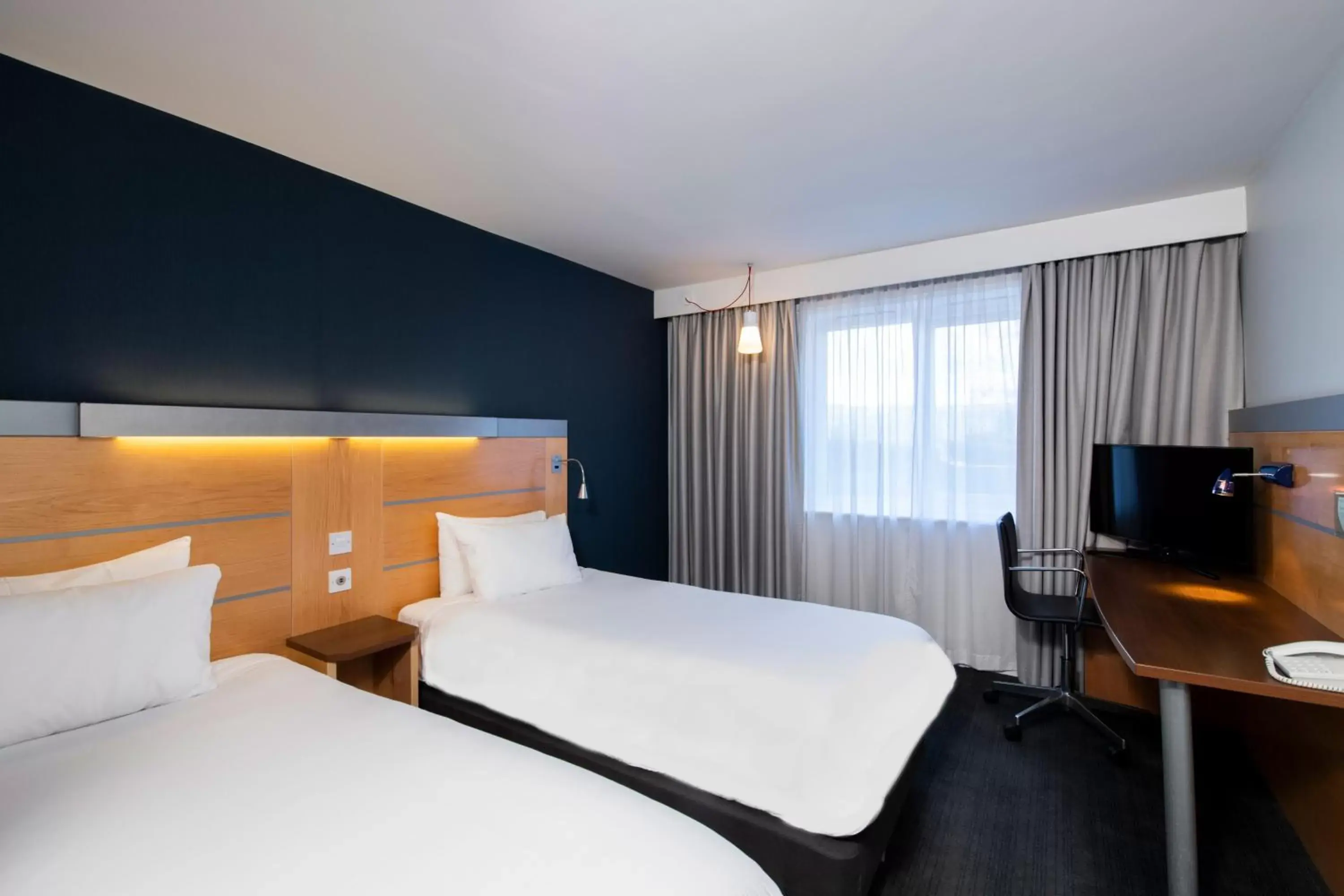 Twin Room - Disability Access - Non-Smoking in Holiday Inn Express Warwick - Stratford-upon-Avon, an IHG Hotel