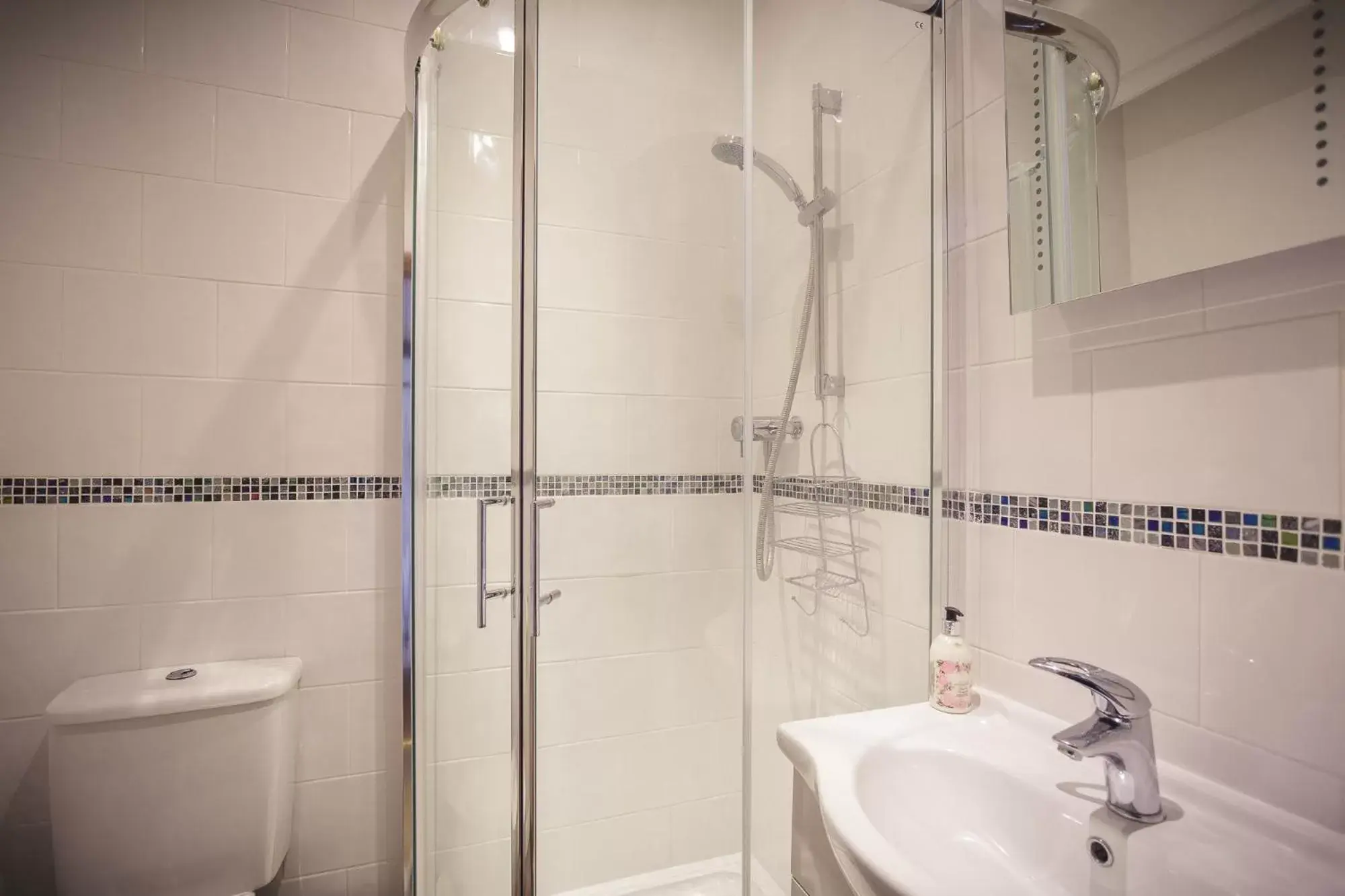 Shower, Bathroom in The Lamb Inn