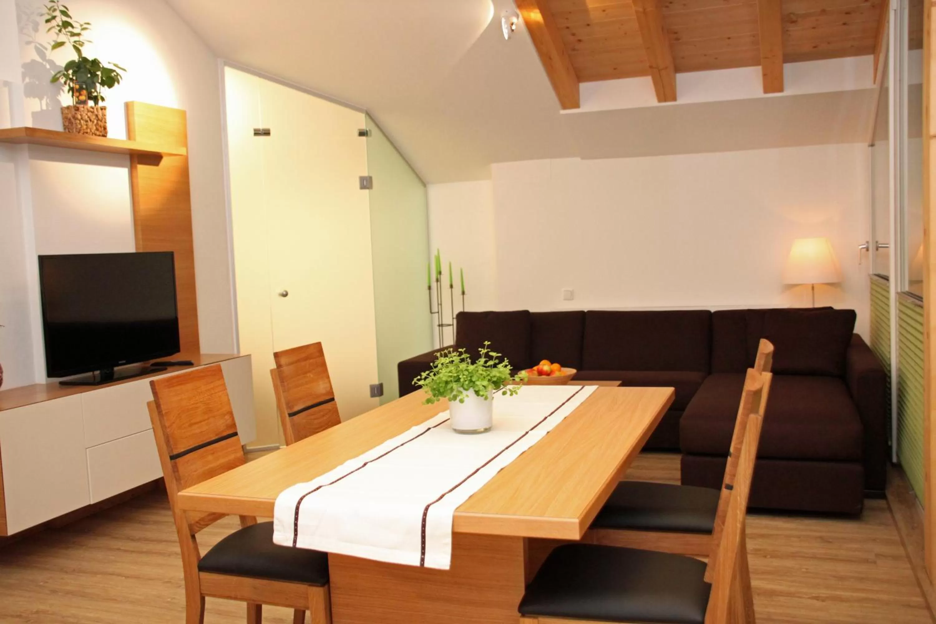 TV and multimedia, Dining Area in Pension Café Maier