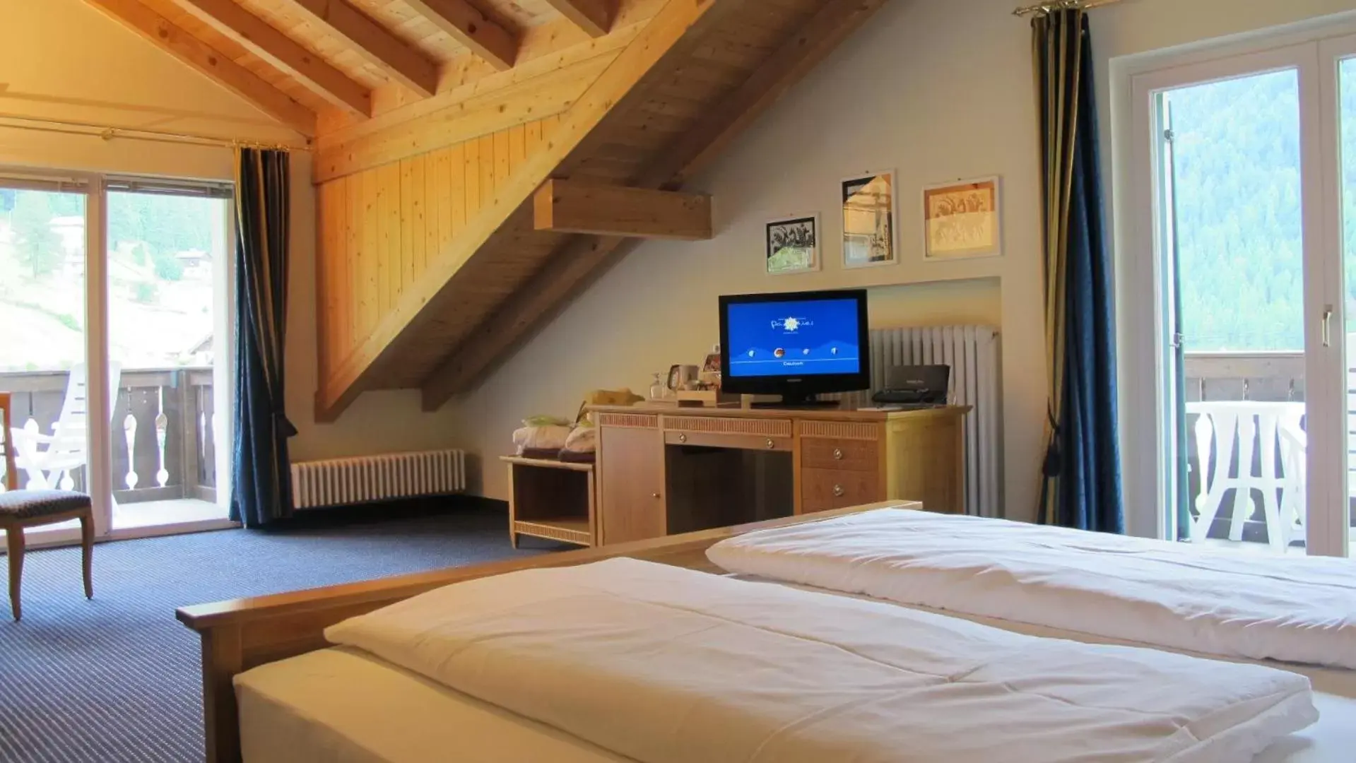 TV and multimedia, TV/Entertainment Center in Paradies Pure Mountain Resort