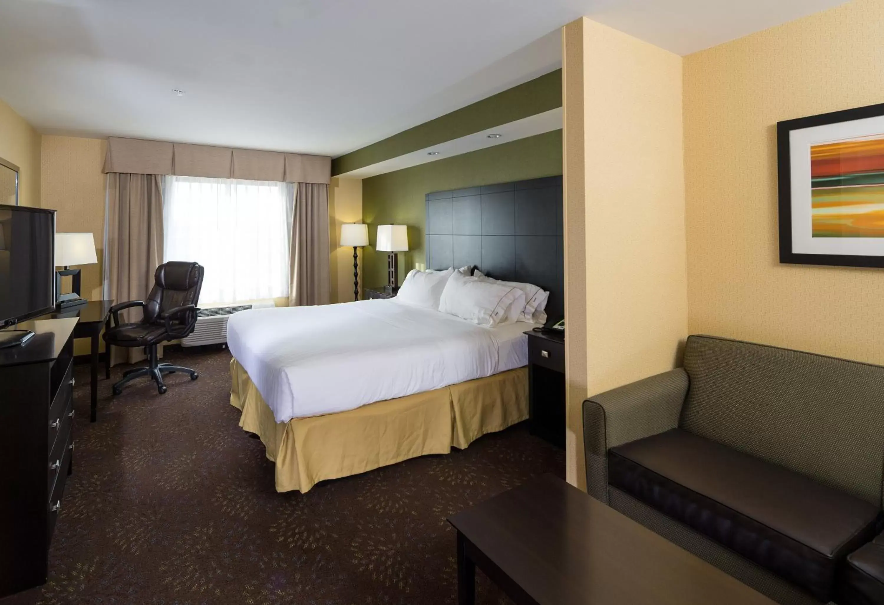 Photo of the whole room, Bed in Holiday Inn Express and Suites Detroit North-Troy, an IHG Hotel