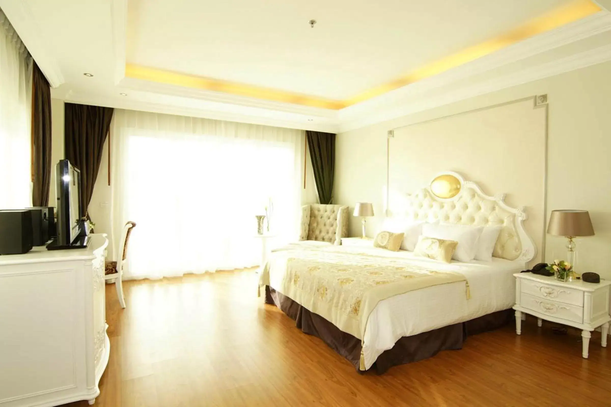Photo of the whole room, Bed in LK Miracle Suite - SHA Extra Plus