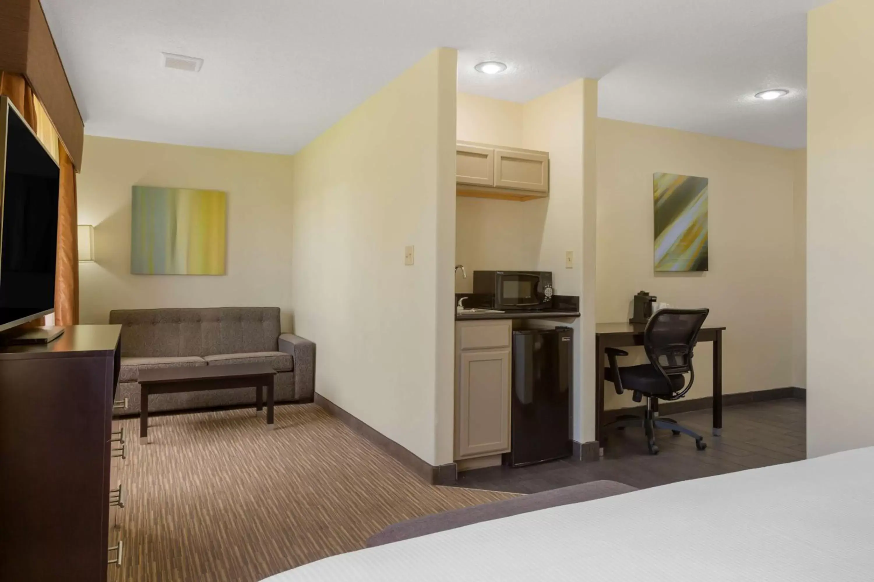 Bedroom, Seating Area in Best Western Plus the Four Corners Inn