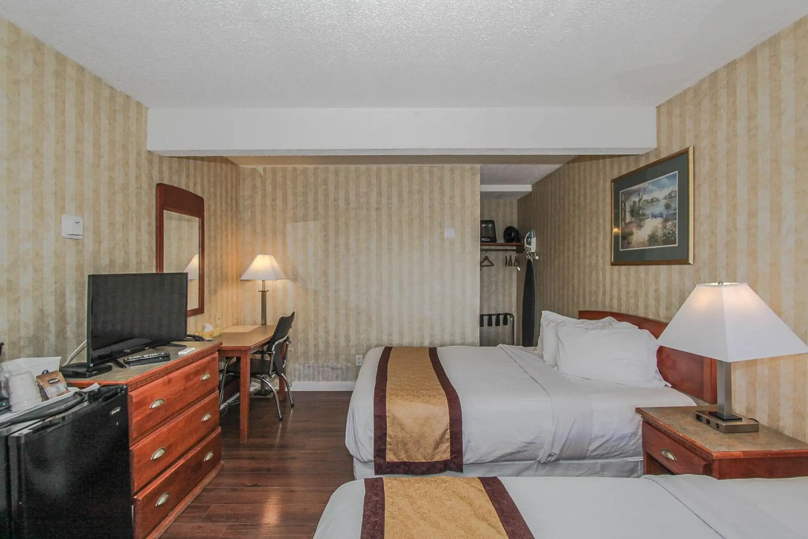 Bed in Canadas Best Value Inn Chinook Station Bed in Canadas Best Value Inn Chinook Station