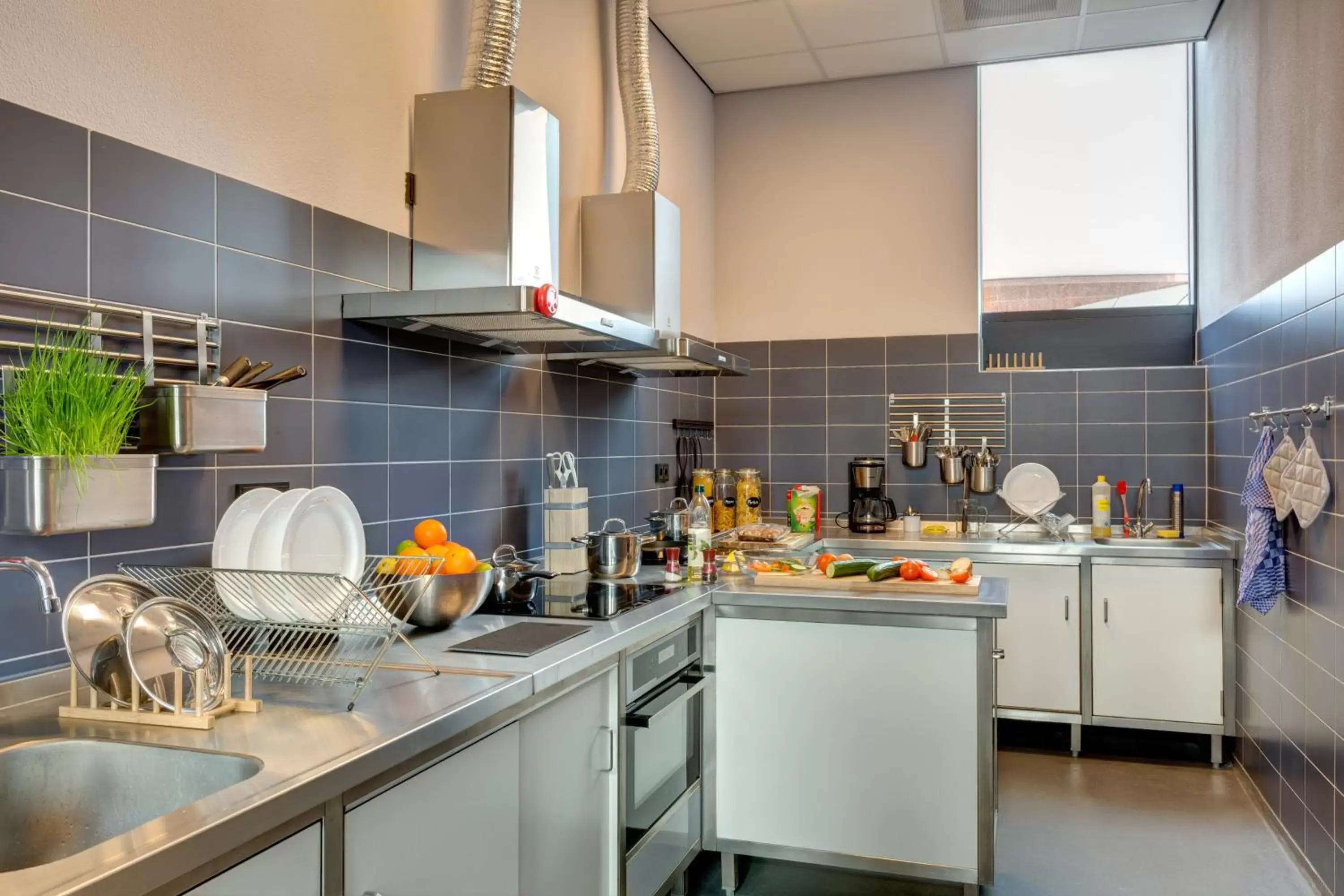 Communal kitchen, Kitchen/Kitchenette in MEININGER Hotel Amsterdam Amstel