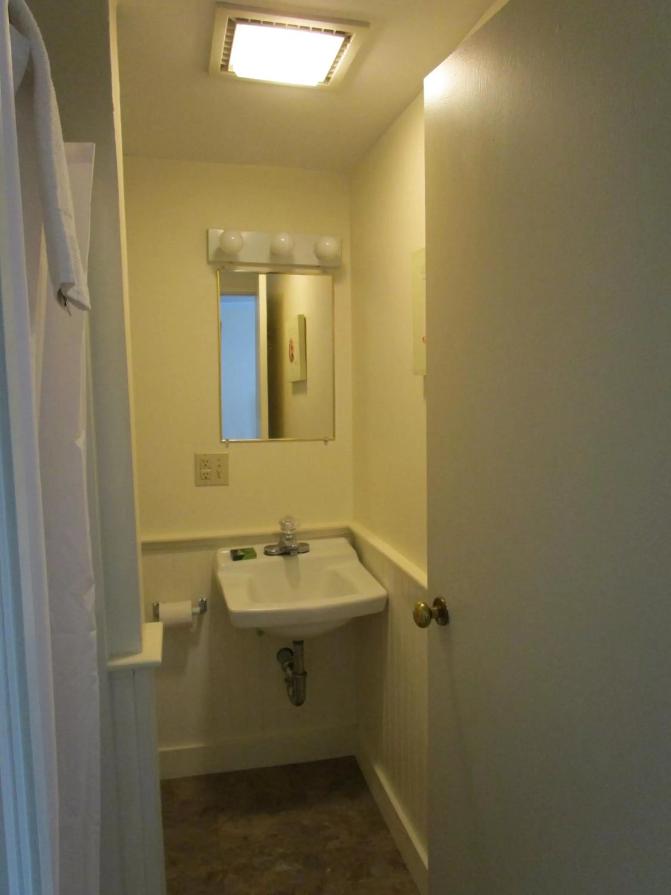 Bathroom in Shea's Riverside Inn & Motel