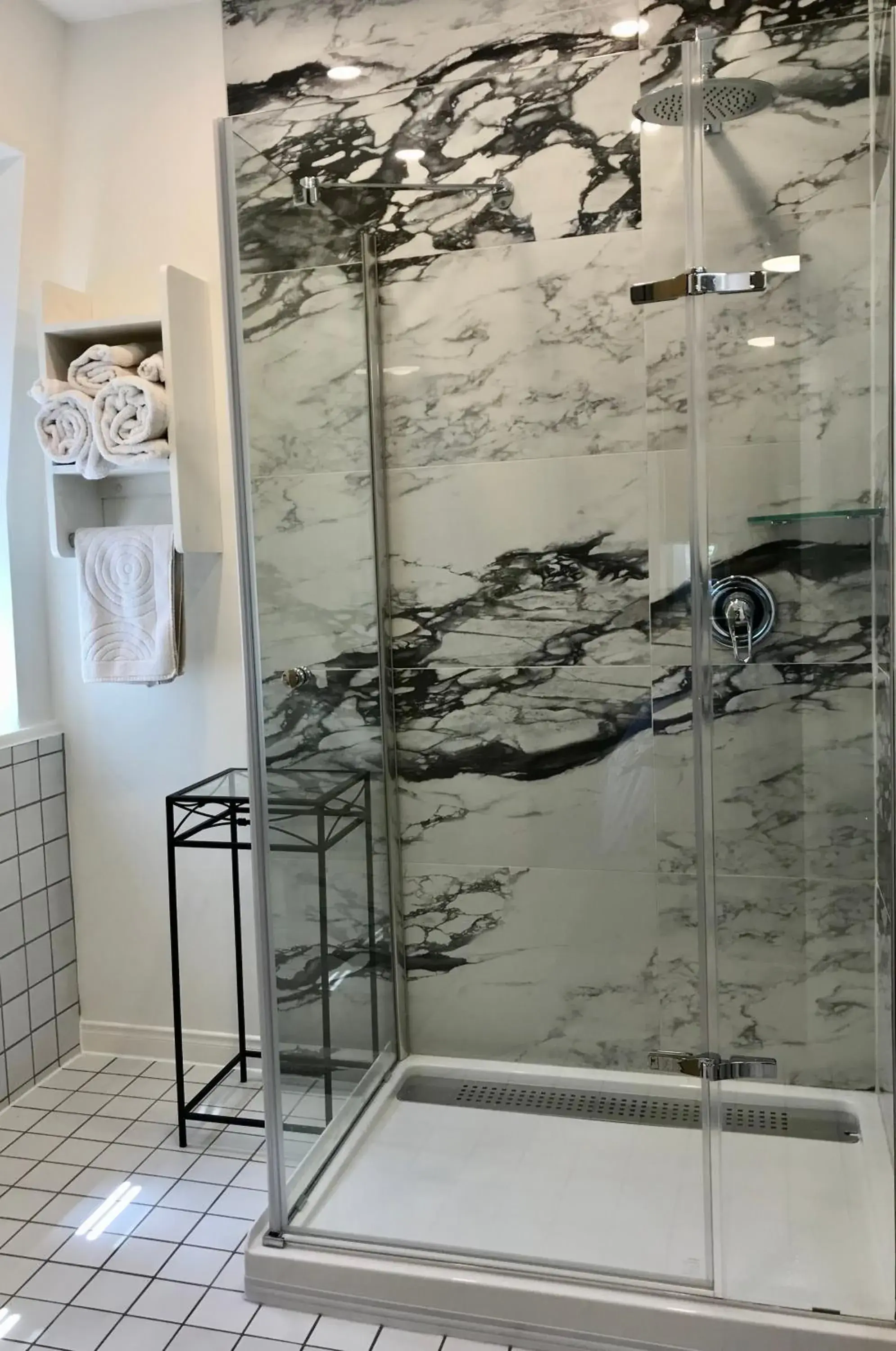 Shower, Bathroom in Auberge du Sault-à-la-Puce