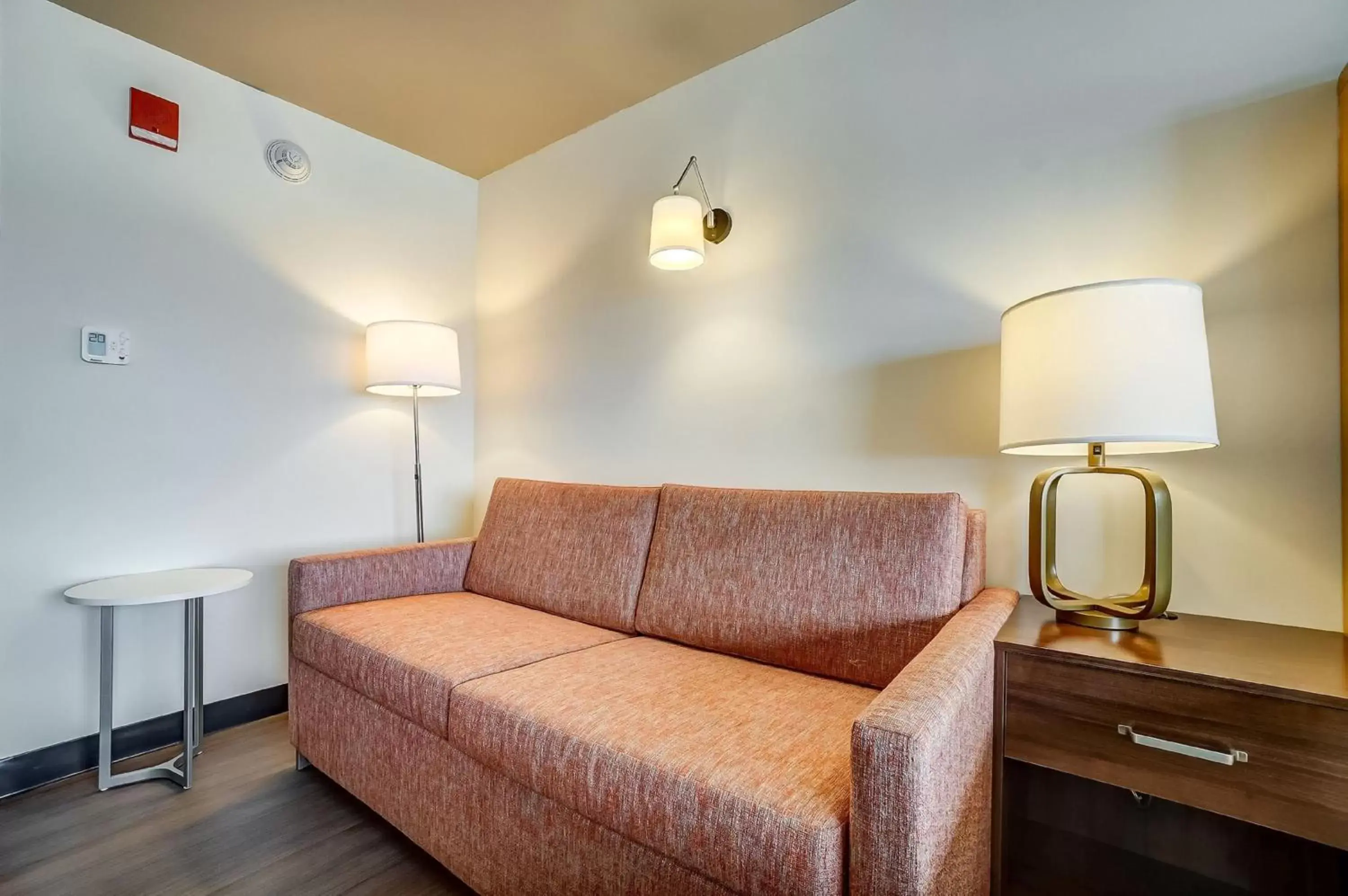 Photo of the whole room, Seating Area in Holiday Inn Gatineau - Ottawa, an IHG Hotel