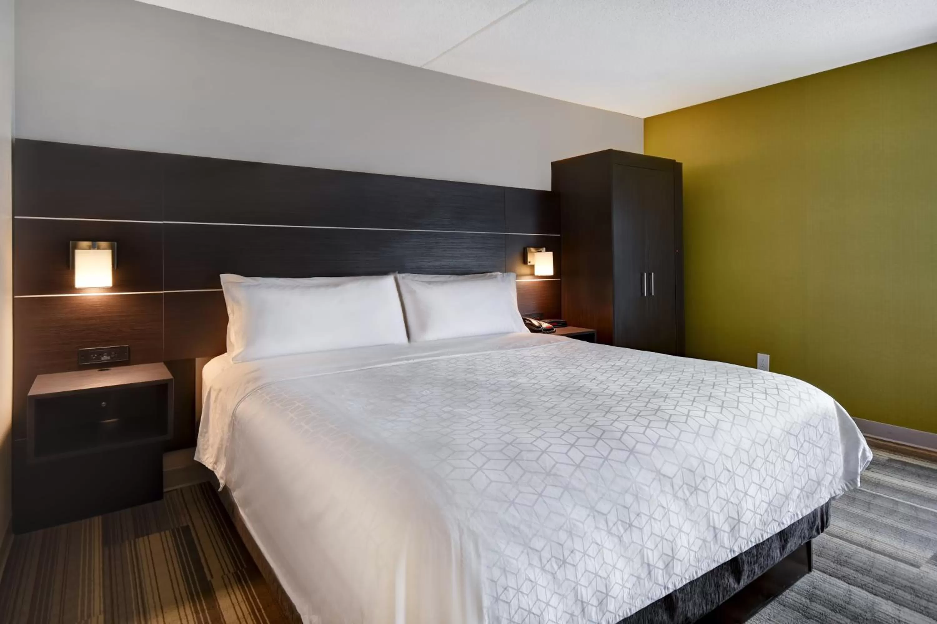 Photo of the whole room, Bed in Holiday Inn Express & Suites Allentown-Dorney Park Area by IHG