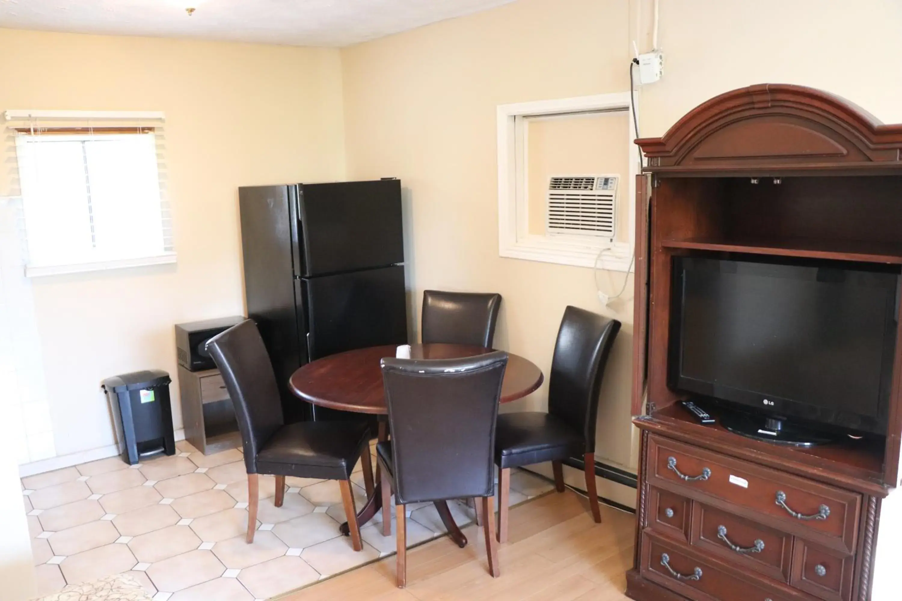 Kitchen or kitchenette, TV/Entertainment Center in Falcon Inn