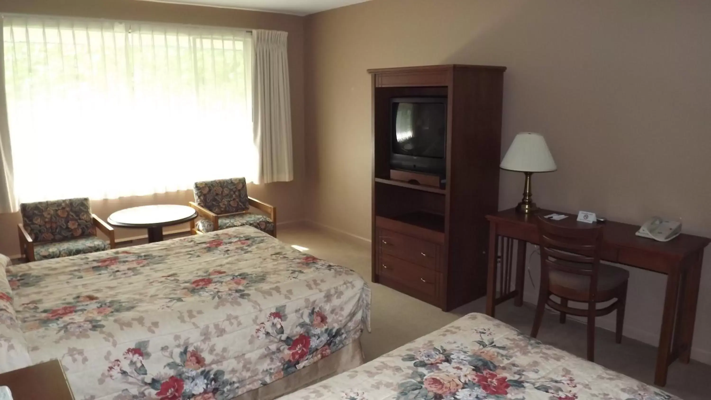 Photo of the whole room, Bed in The Pacific Inn