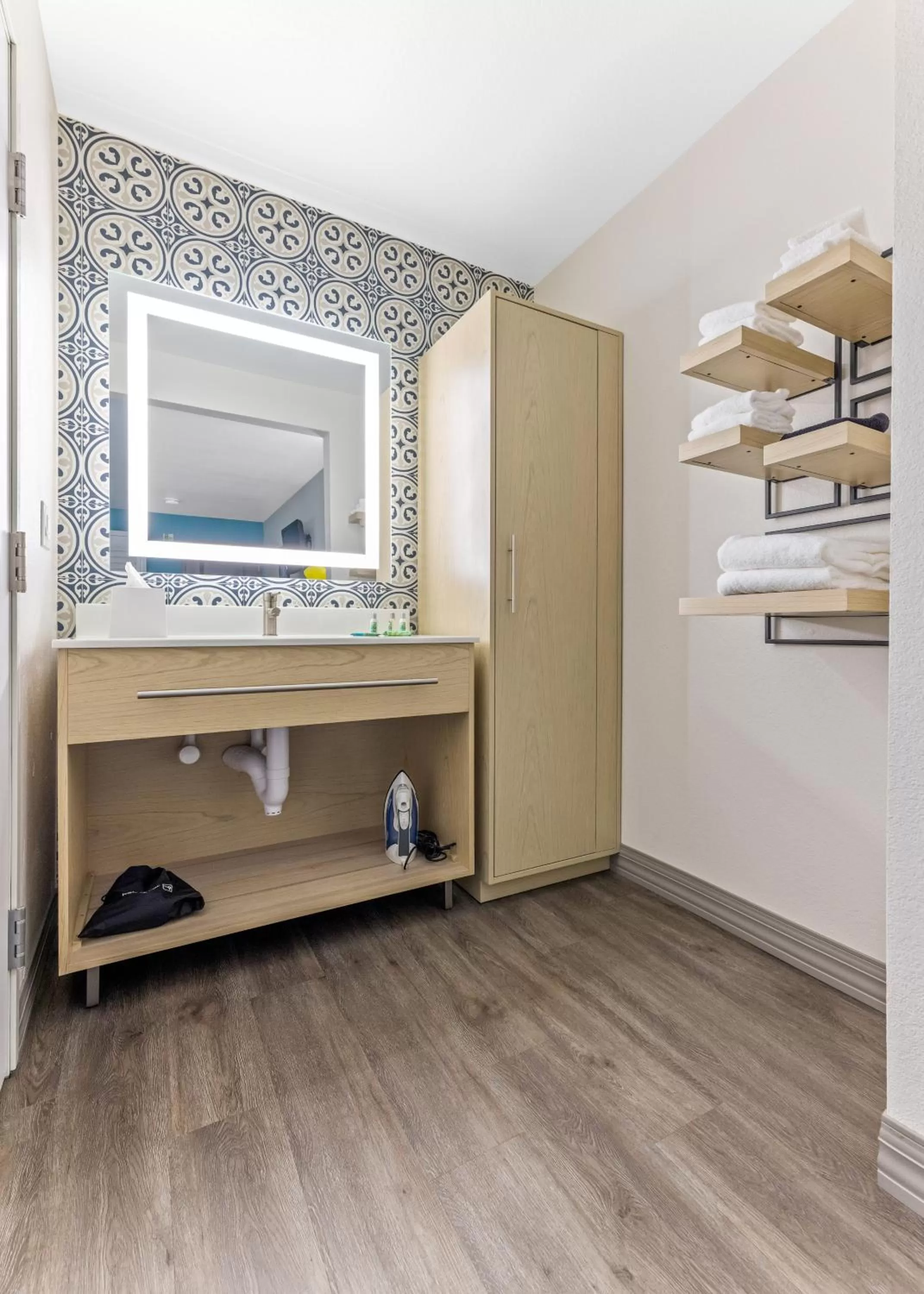 Bathroom in Hillstone Inn Tulare, an Ascend Collection Hotel