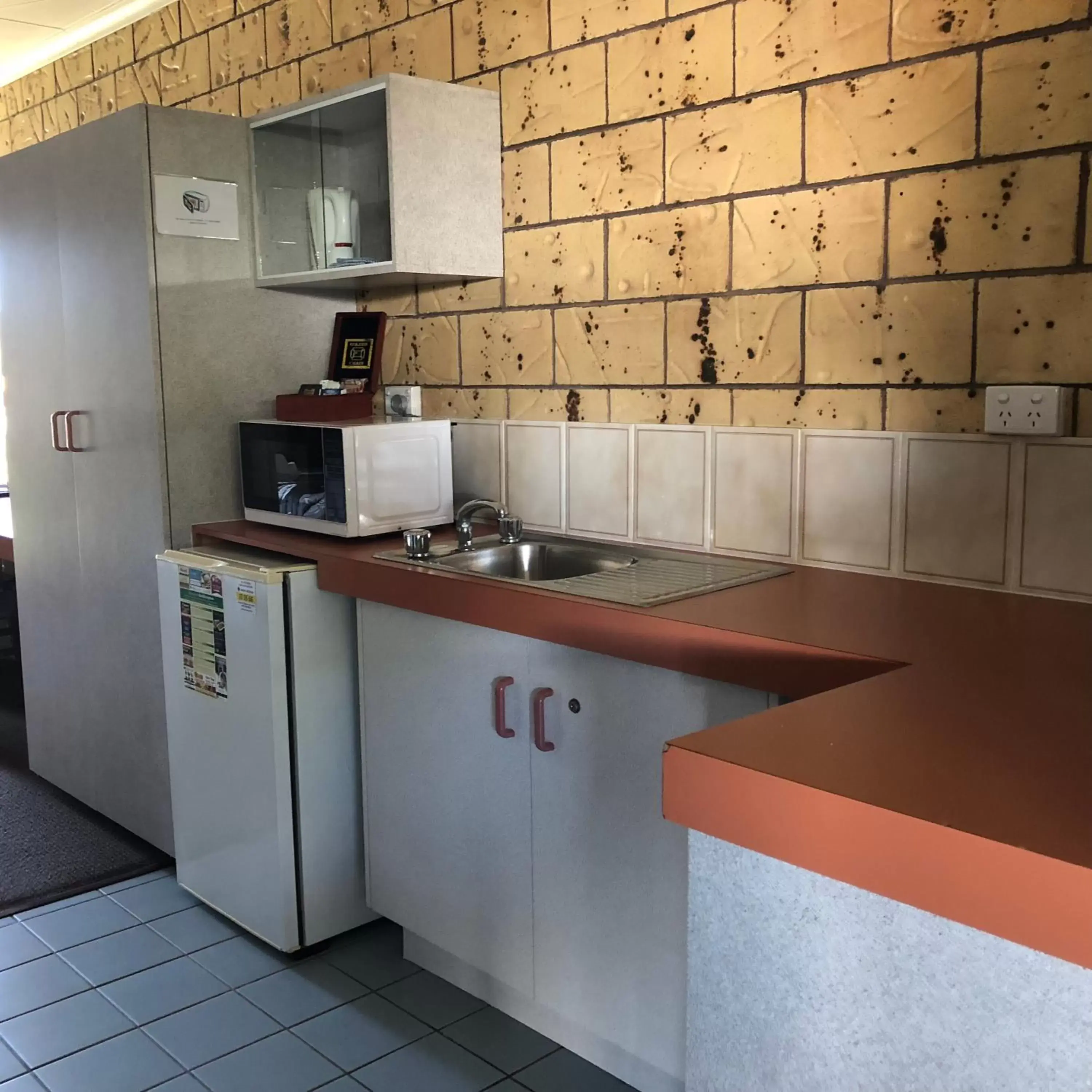 Kitchen/Kitchenette in True Blue Motor Inn