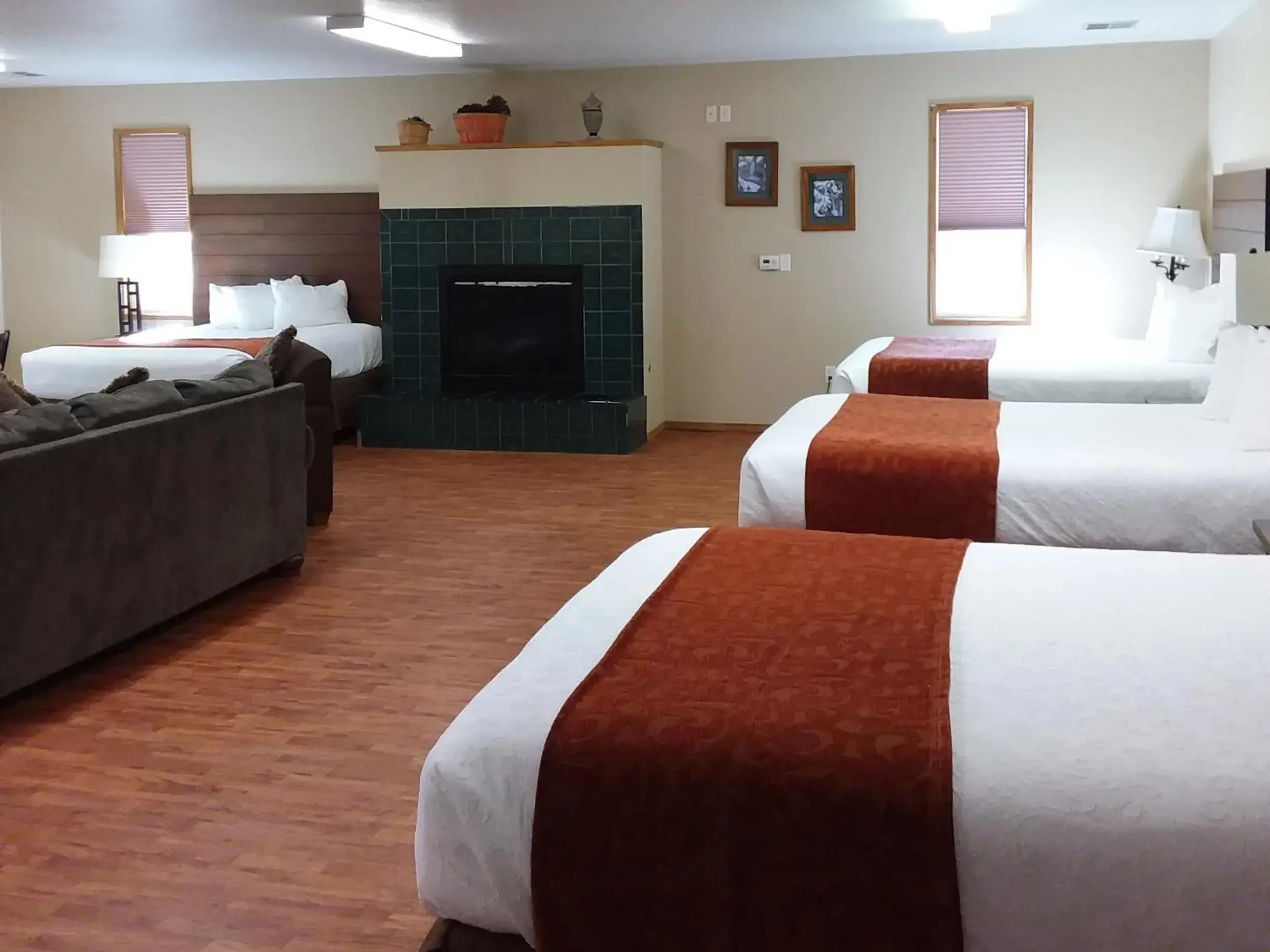 Bedroom, Bed in Nisqually Lodge