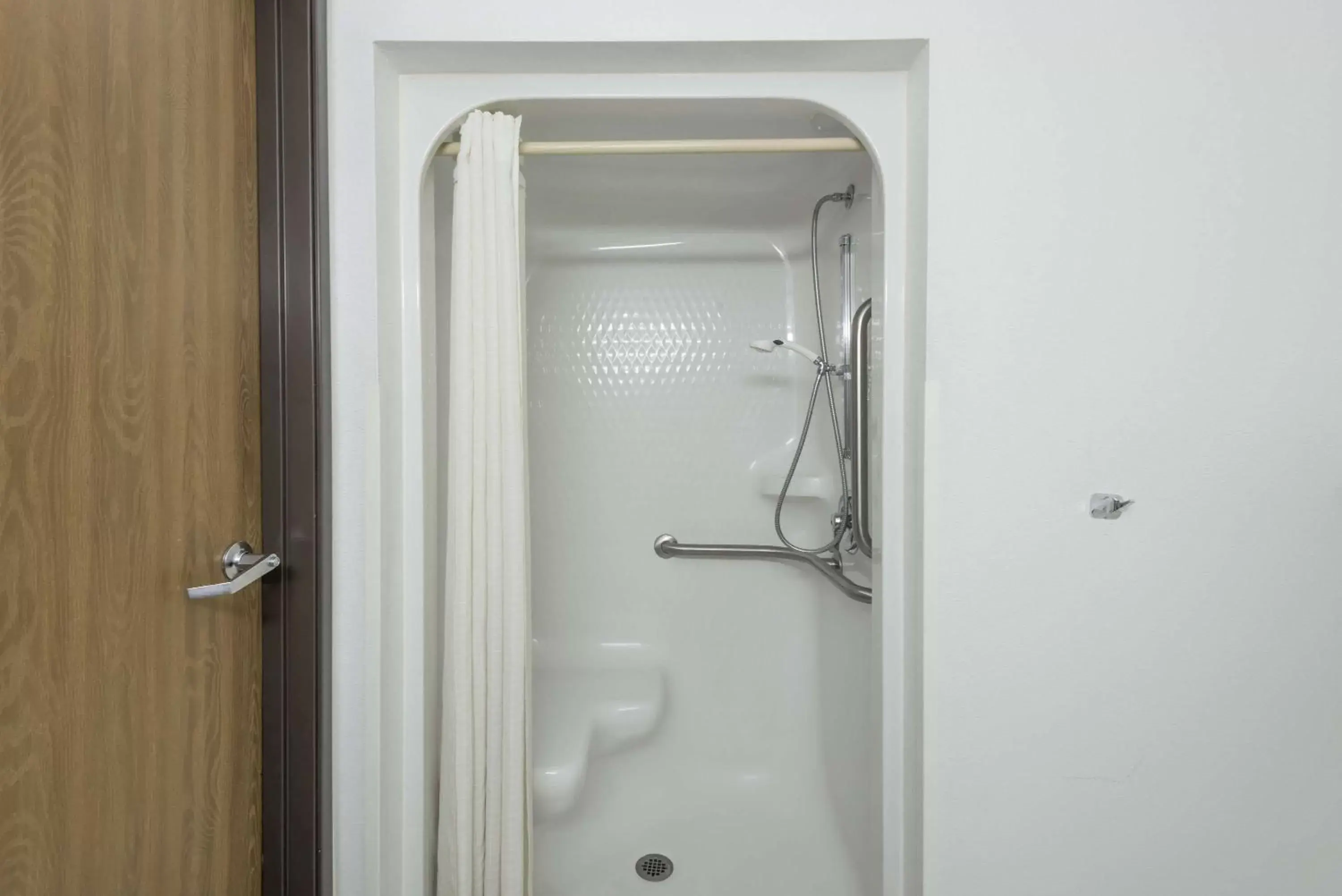 Shower, Bathroom in Super 8 by Wyndham Coshocton Roscoe Village
