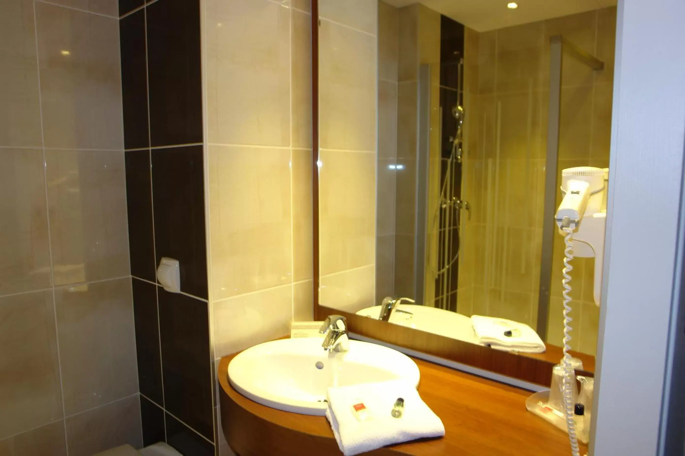 Bathroom in Brit Hotel Tours Sud – Le Cheops