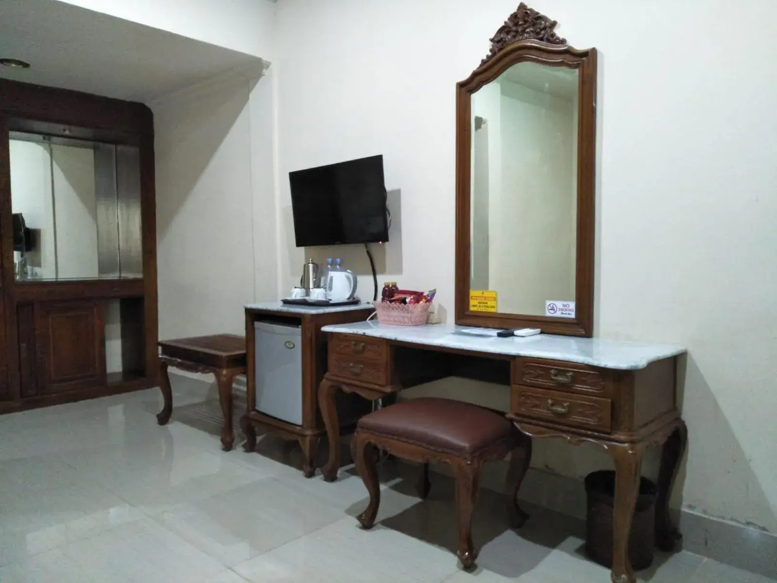 Bedroom, TV/Entertainment Center in Hotel Indah Palace Yogyakarta