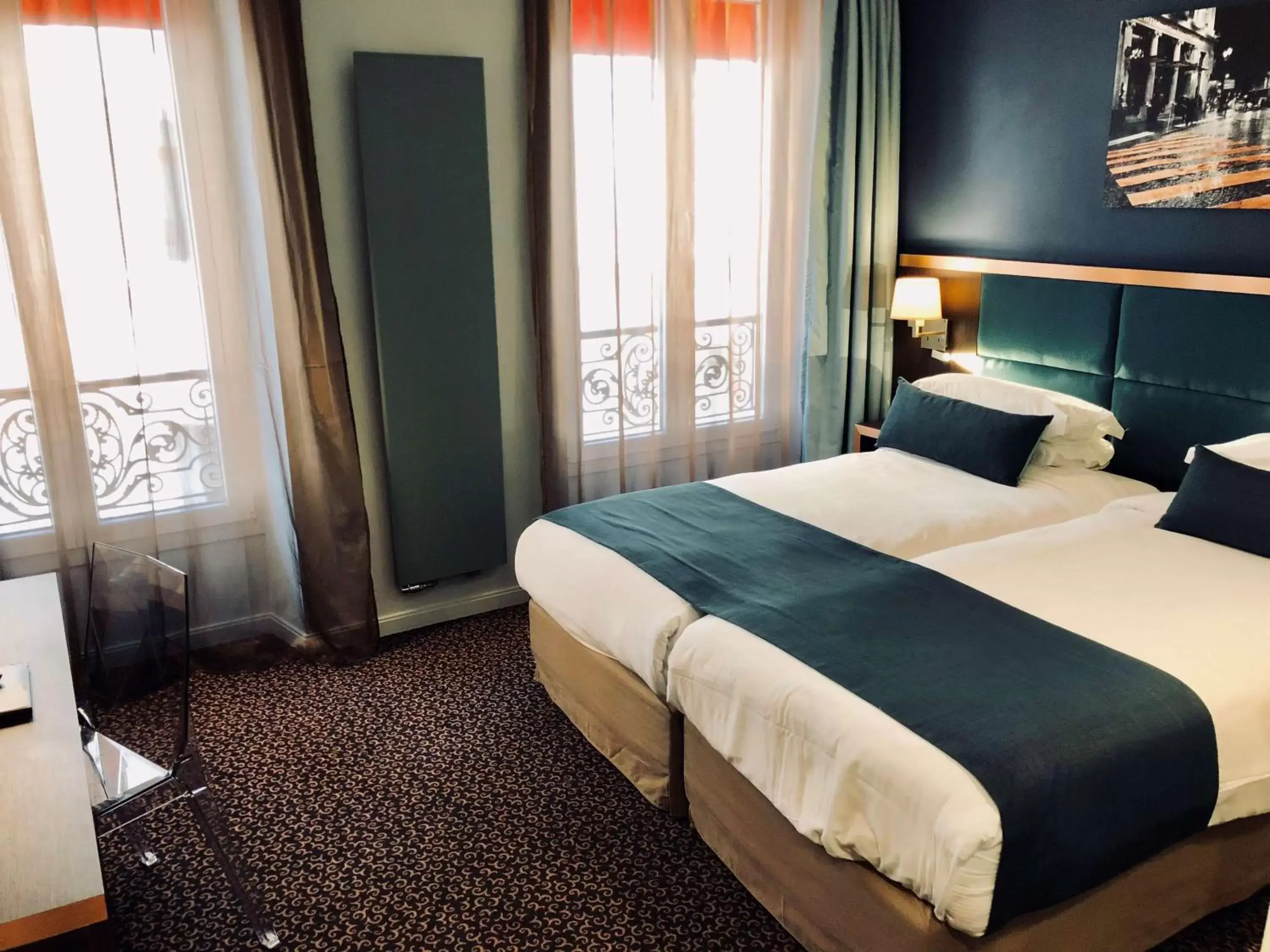 Photo of the whole room, Bed in Best Western Empire Elysees