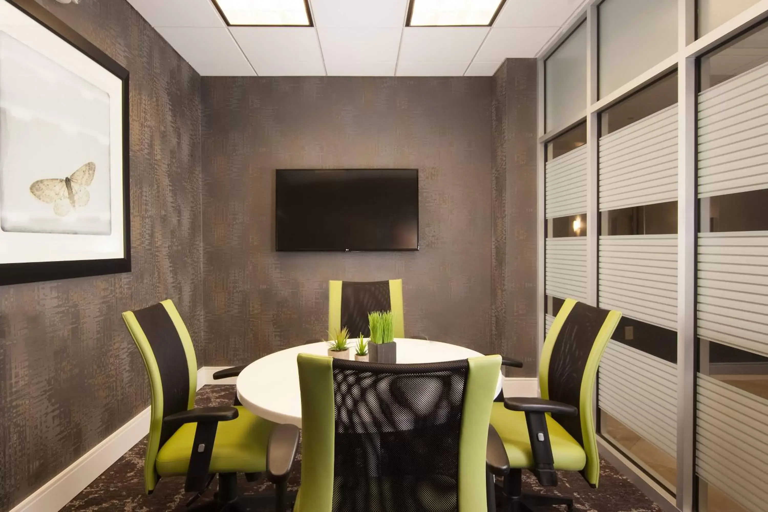 Meeting/conference room, TV/Entertainment Center in Courtyard Miami Coral Gables