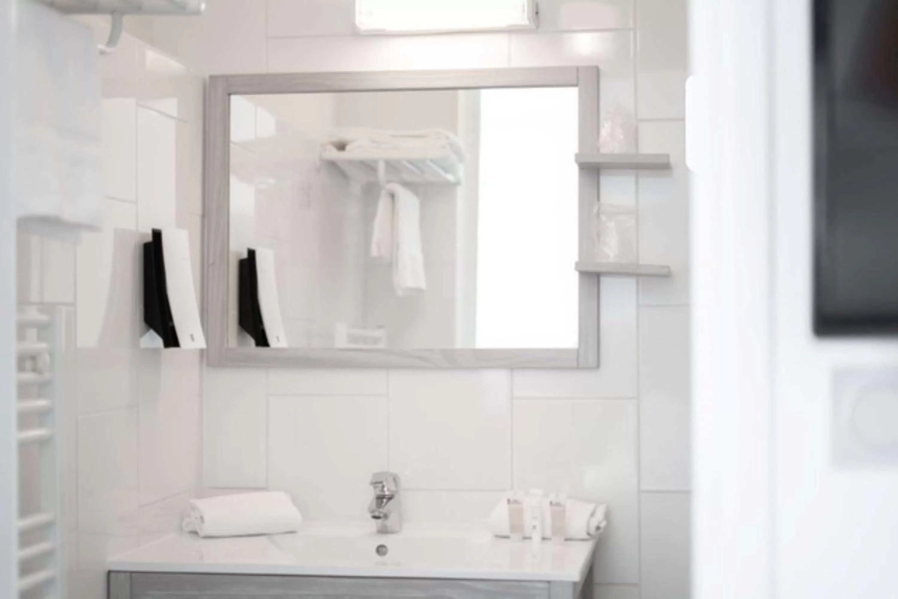 Photo of the whole room in Best Western Hôtel des Thermes - Balaruc les Bains Sète