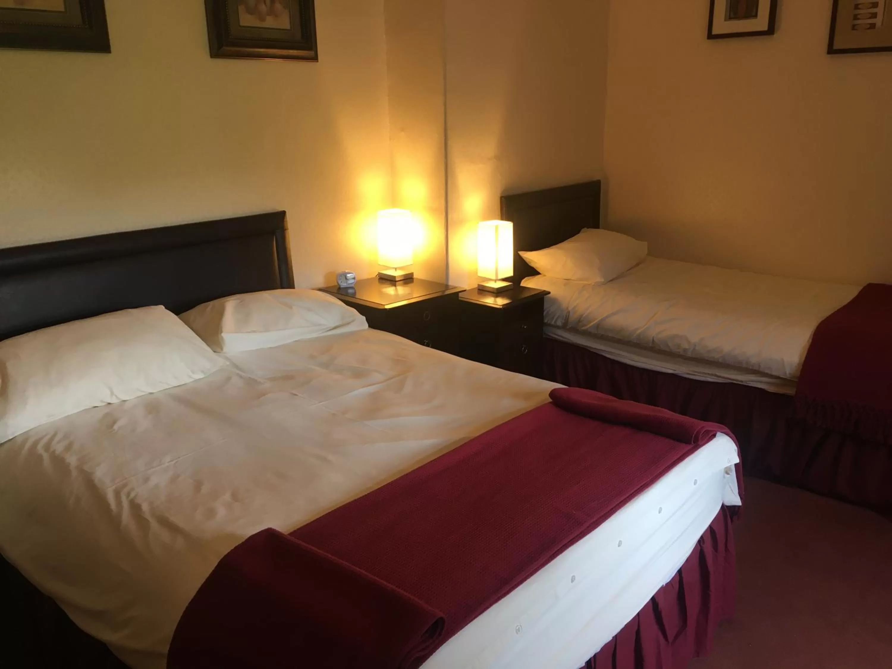 Bedroom, Bed in Holly Trees Hotel