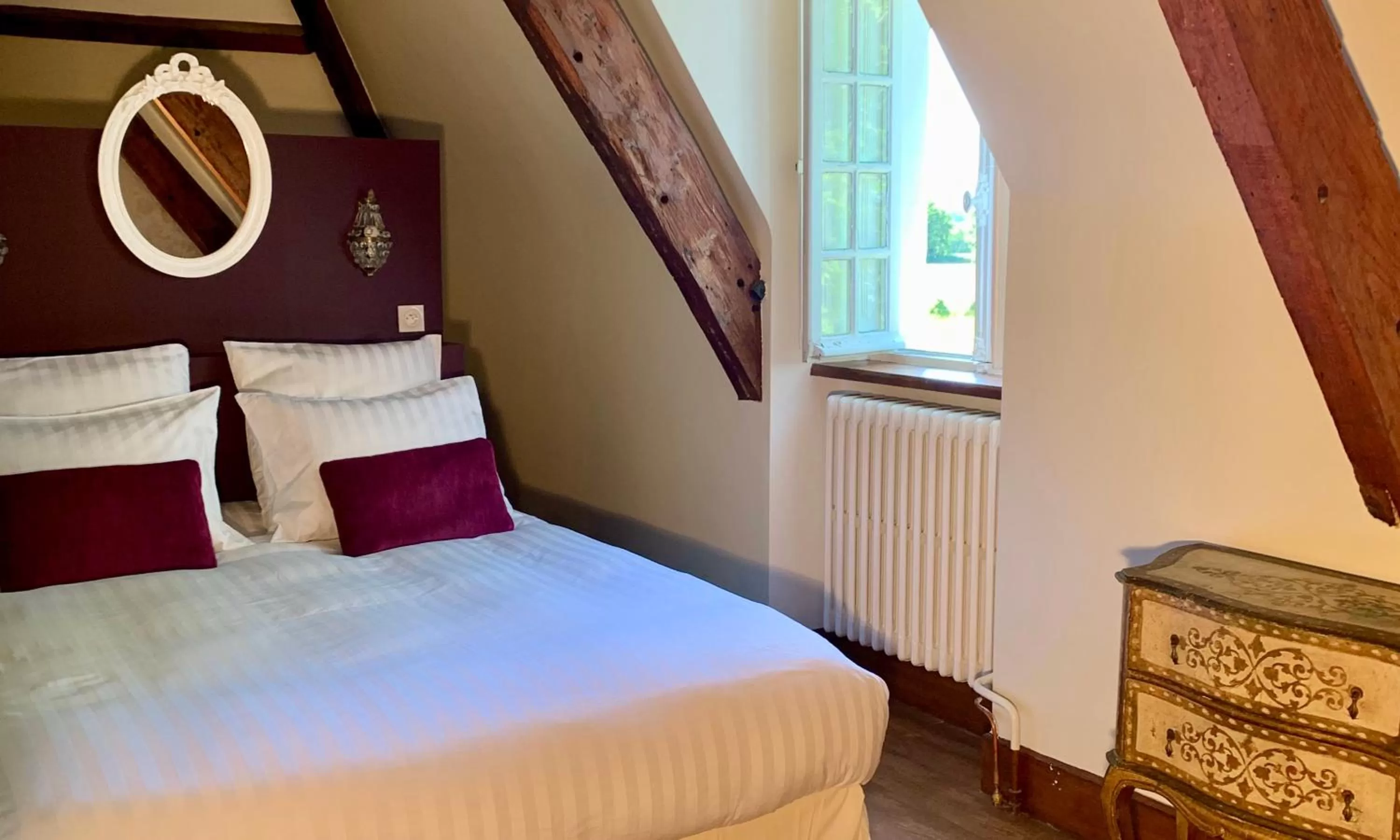 Superior Queen Room in LA MEFFRAIS 1741