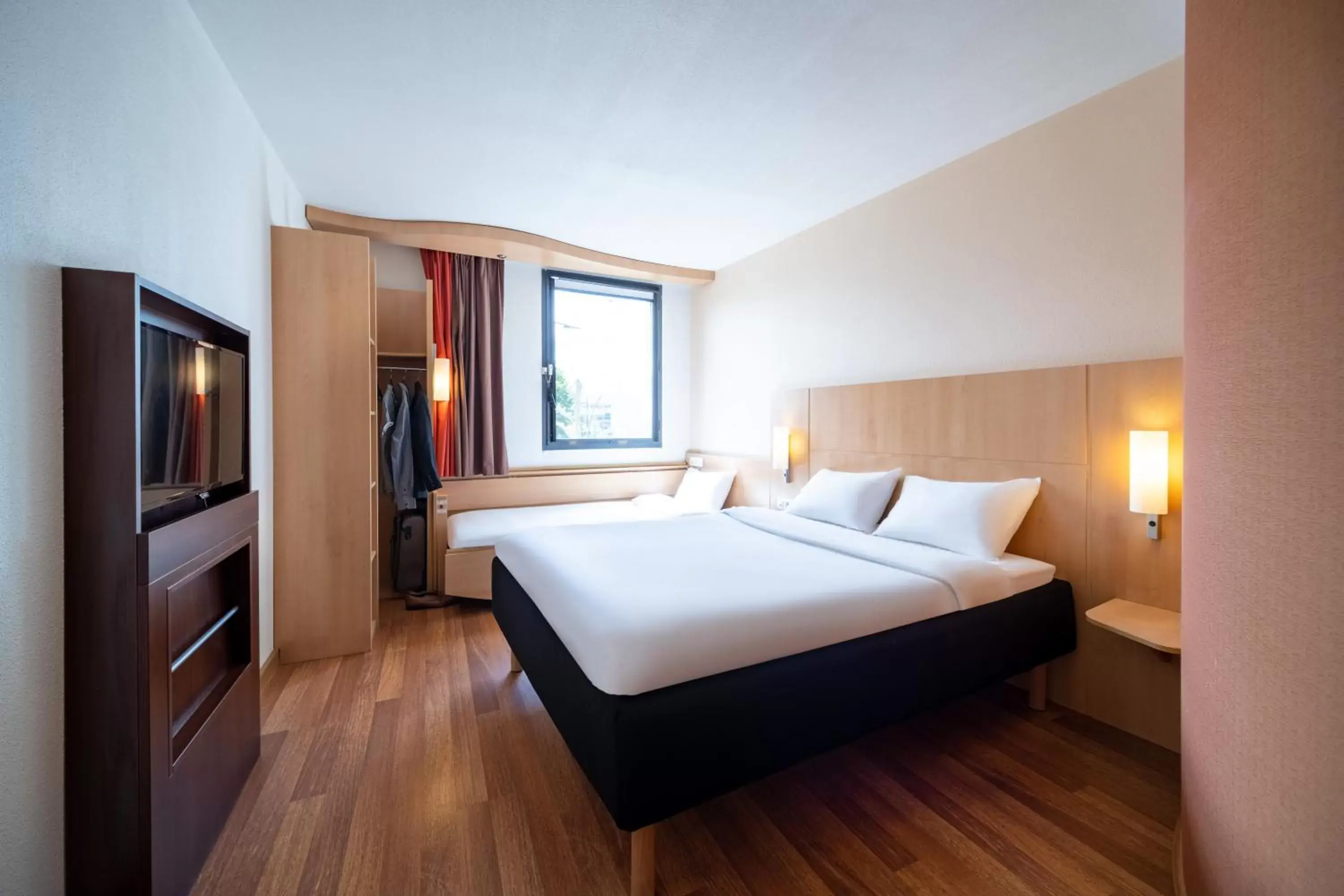 Bedroom, Bed in B&B HOTEL Calais Terminal Cité Europe 3 étoiles