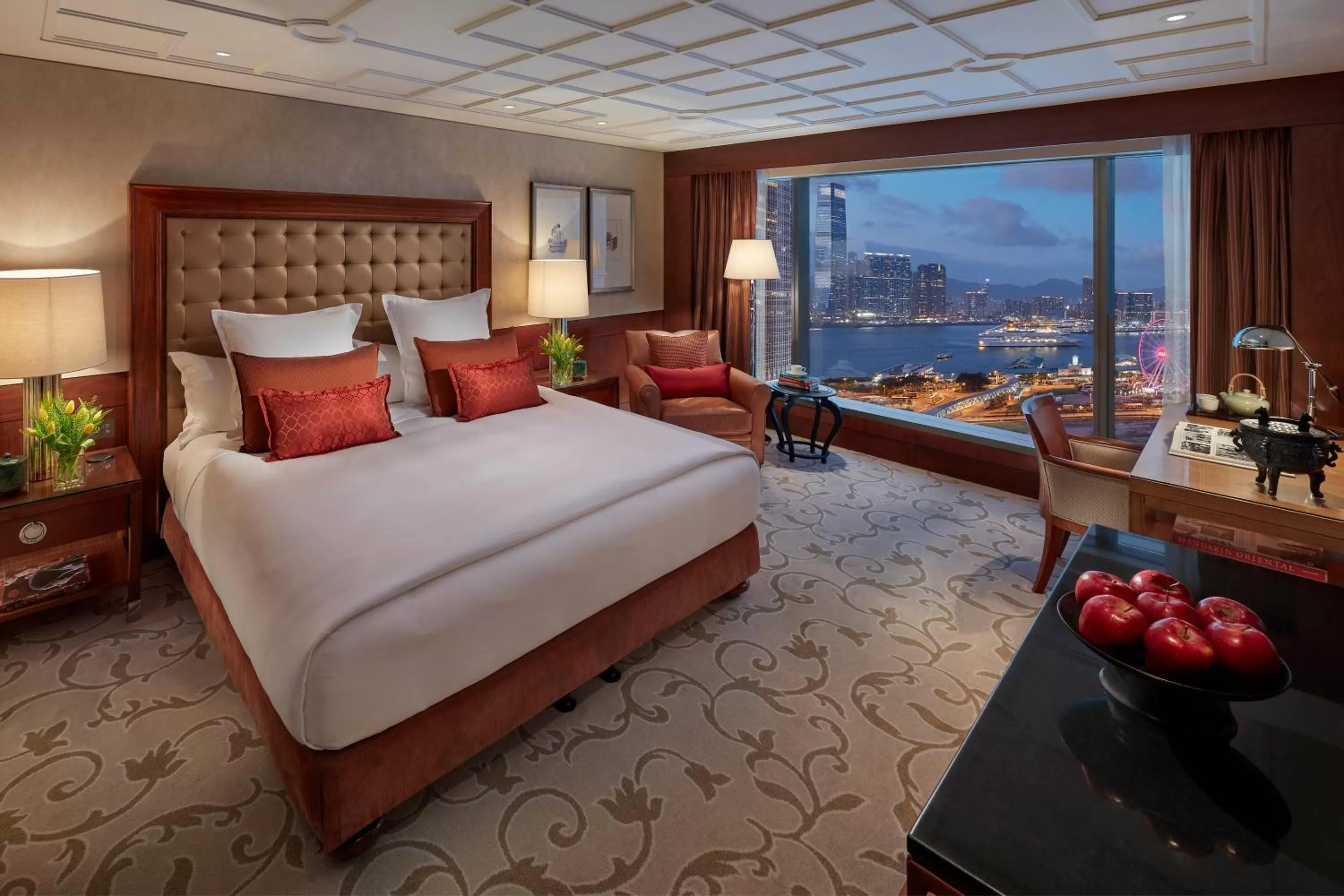 Bedroom, Bed in Mandarin Oriental, Hong Kong