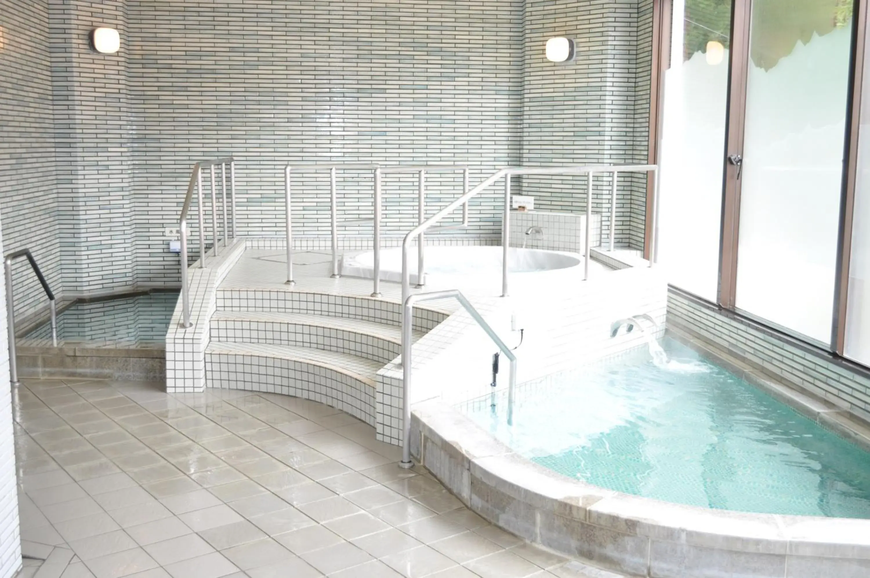 Hot Spring Bath, Swimming Pool in Tateyama Kokusai Hotel