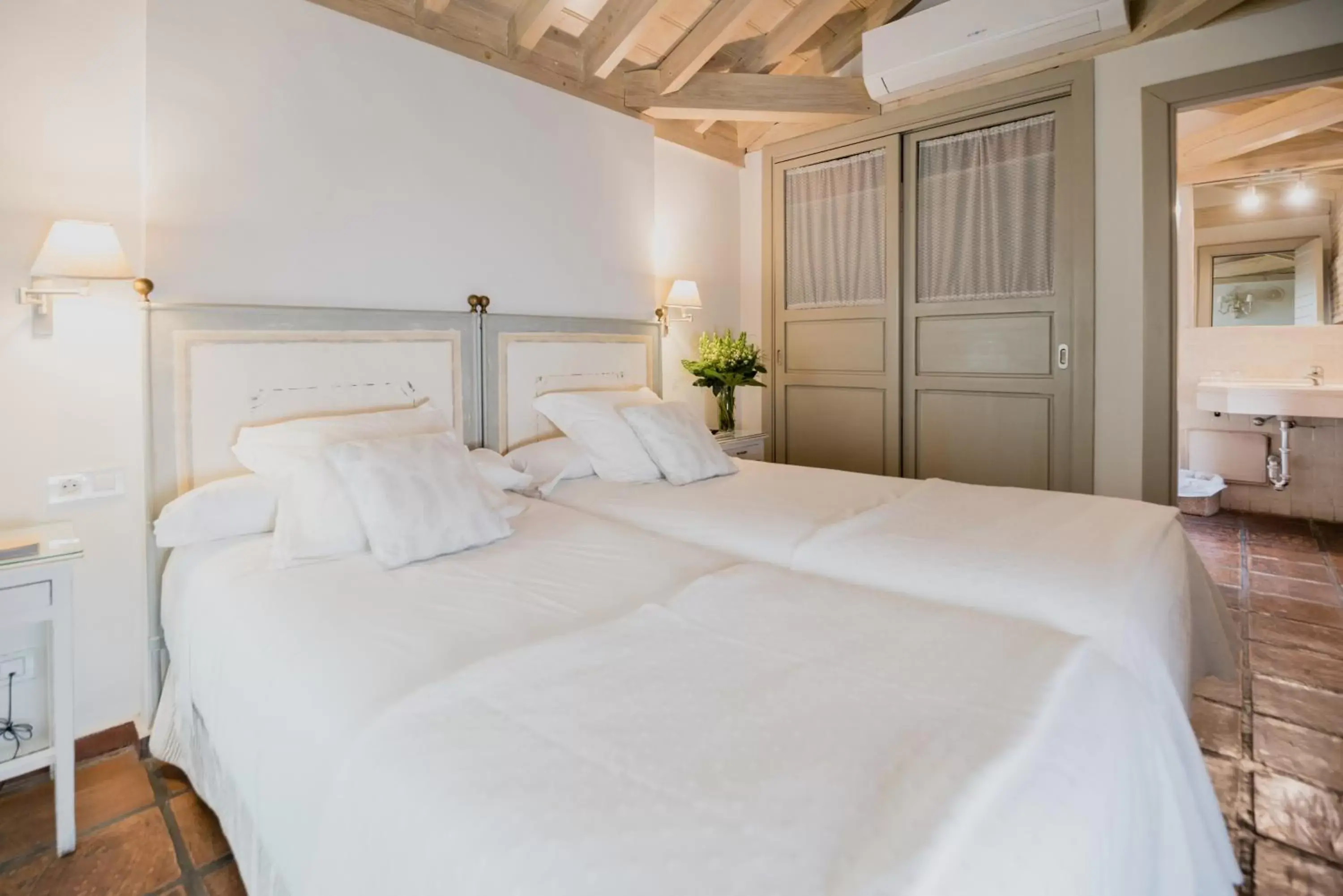 Photo of the whole room, Bed in Palacio De Los Navas