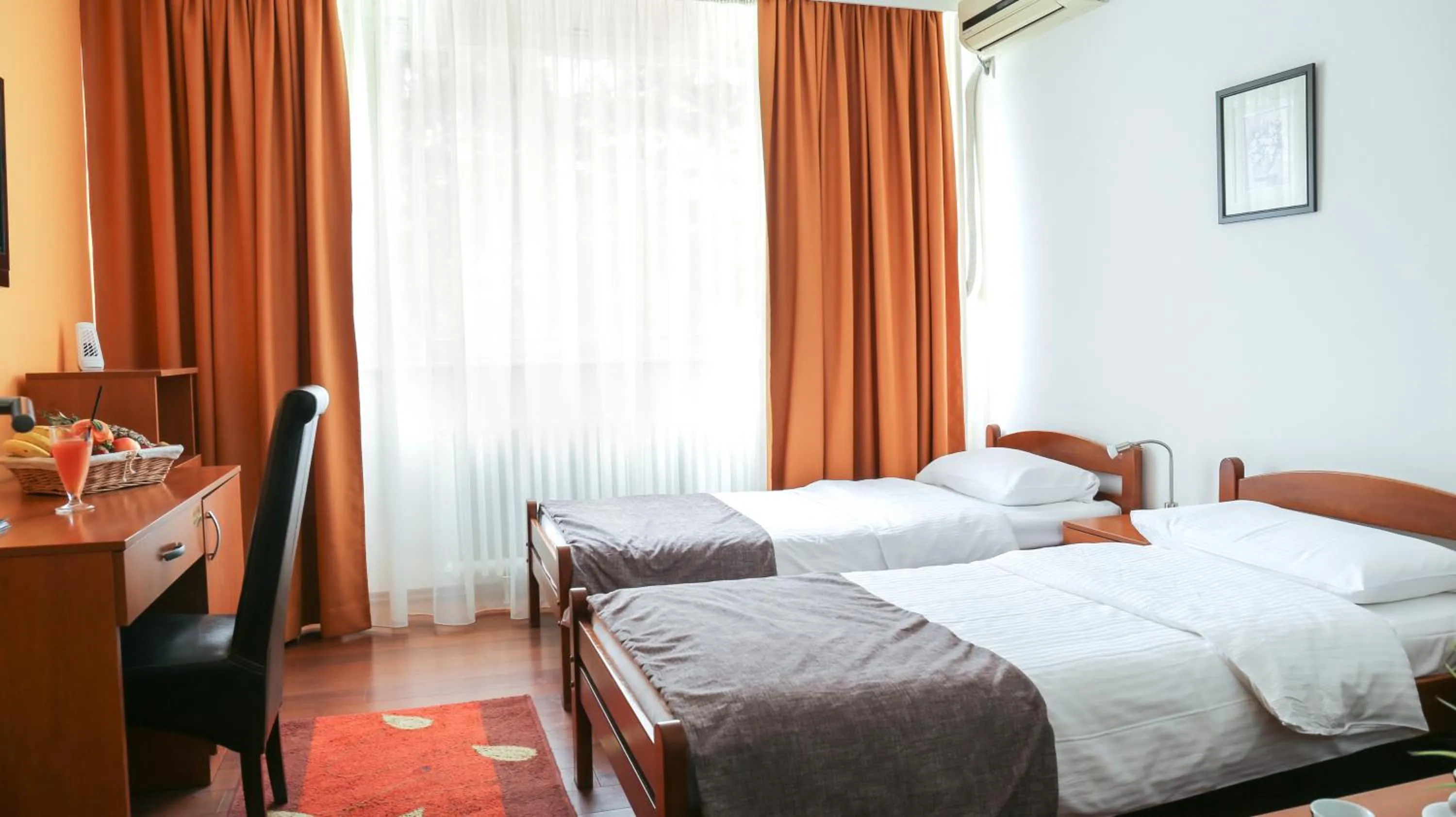 Bed in Hotel Srbija-FREE PARKING