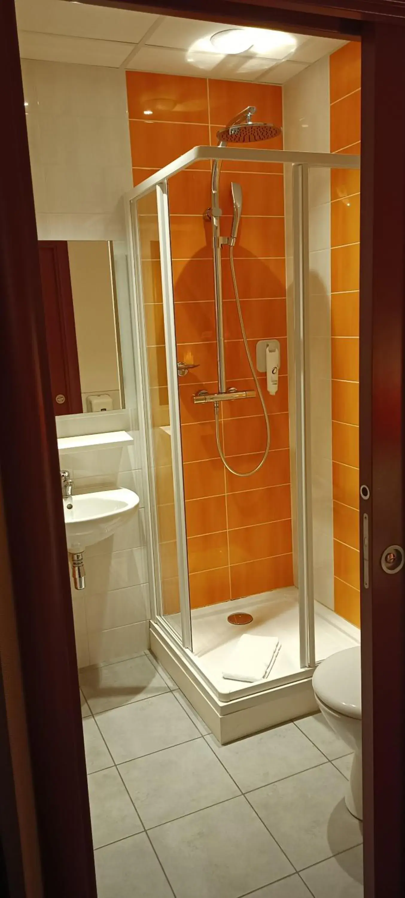 Shower, Bathroom in The Originals Boutique, Hotel de l'Univers, Montlucon (Inter-Hotel)