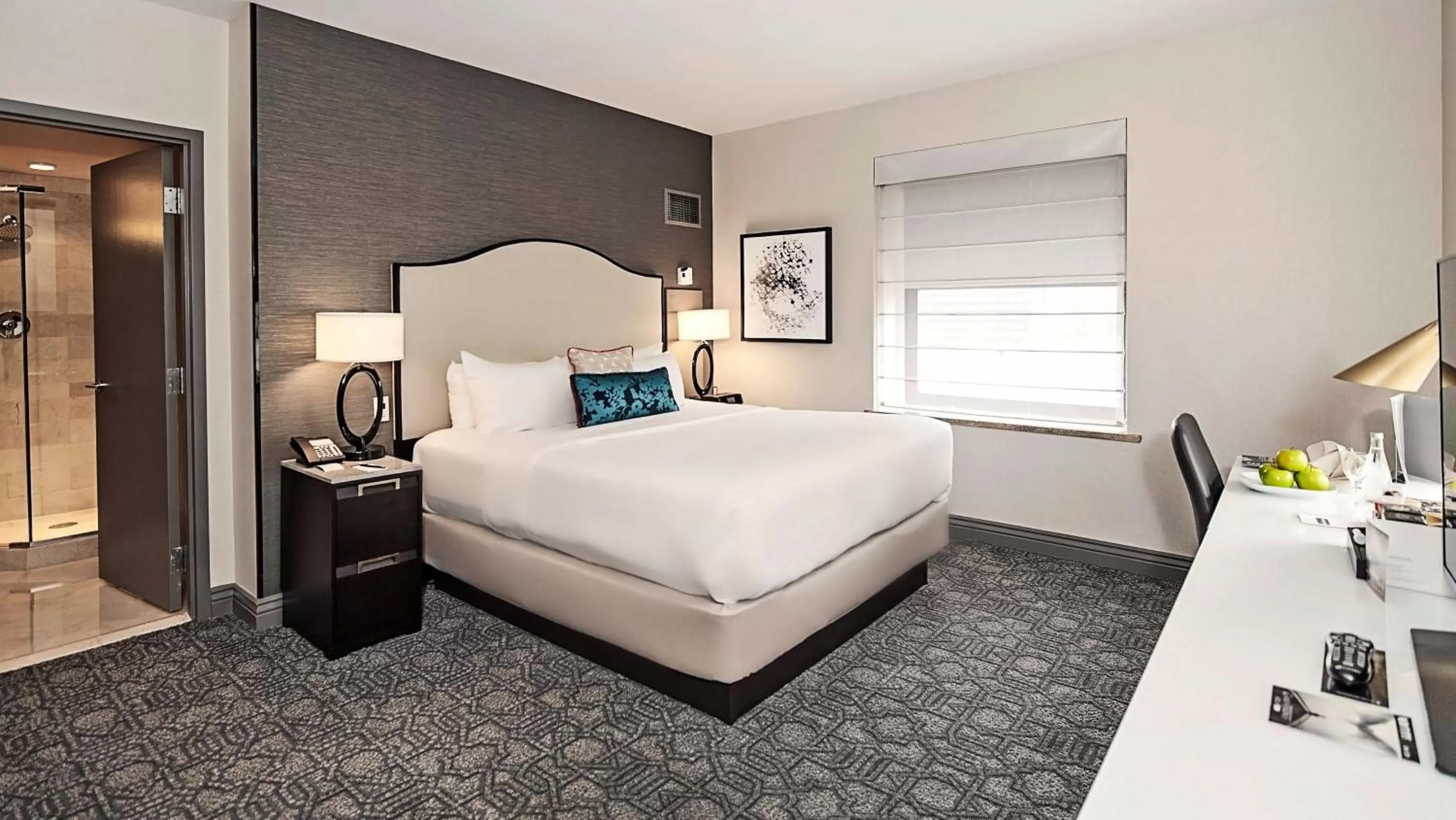 Photo of the whole room, Bed in InterContinental Chicago Magnificent Mile by IHG