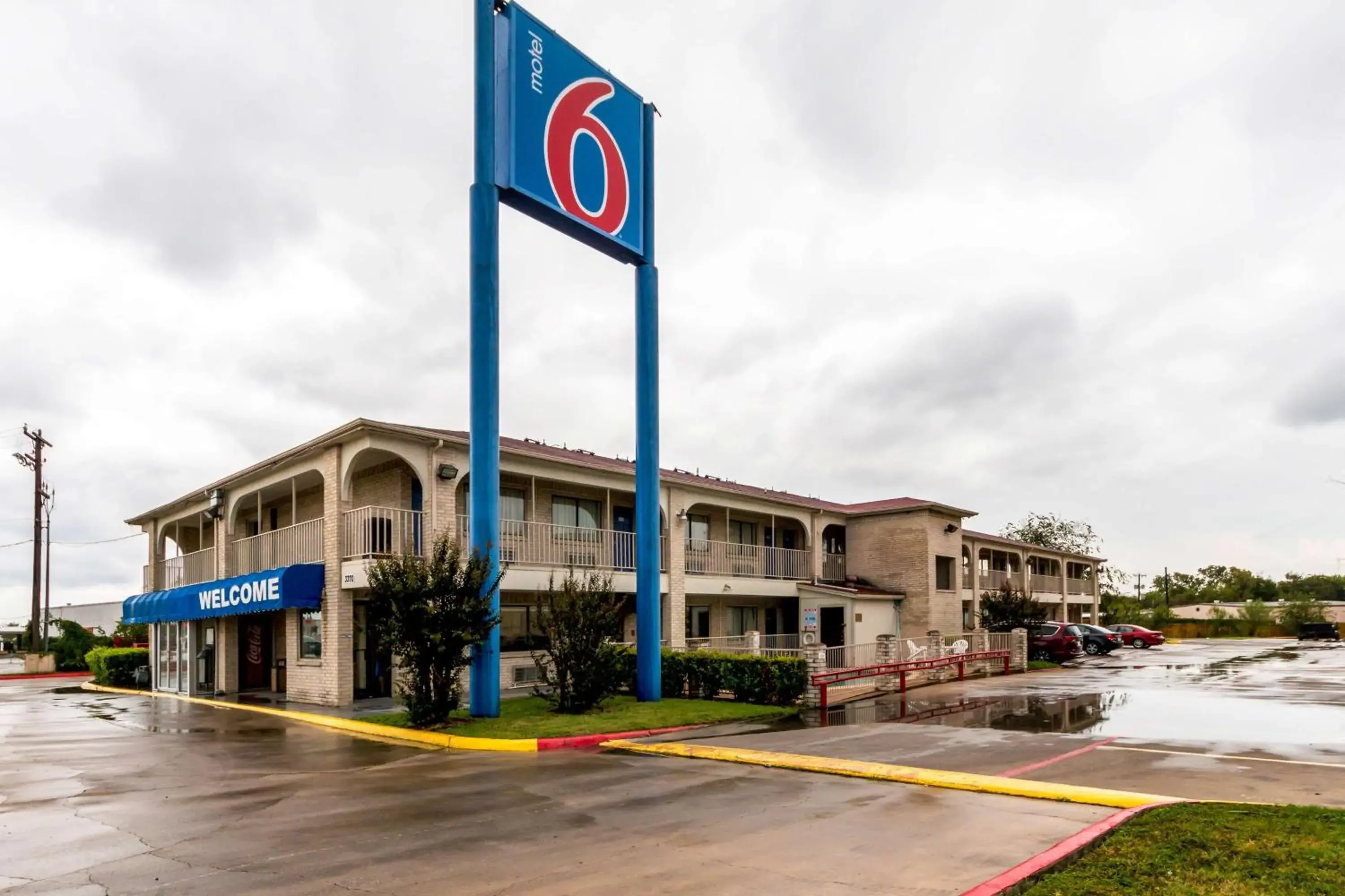 Property building in Motel 6 San Antonio, TX - Frost Bank Center Property building in Motel 6 San Antonio, TX - Frost Bank Center