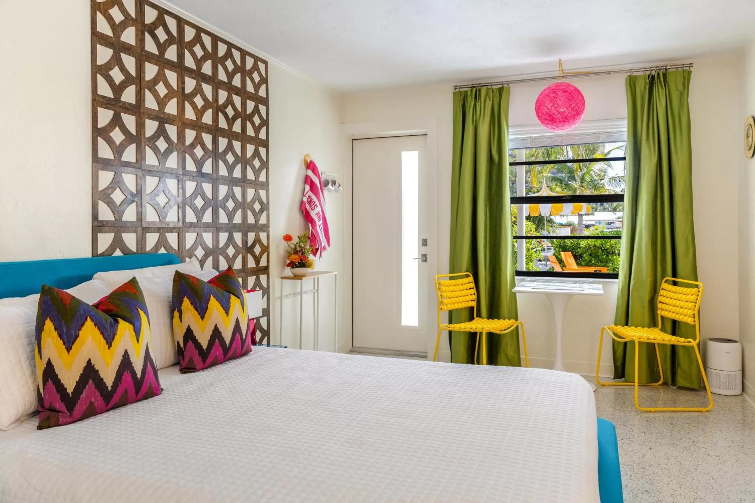 Bedroom, Bed in Sunset Inn and Cottages