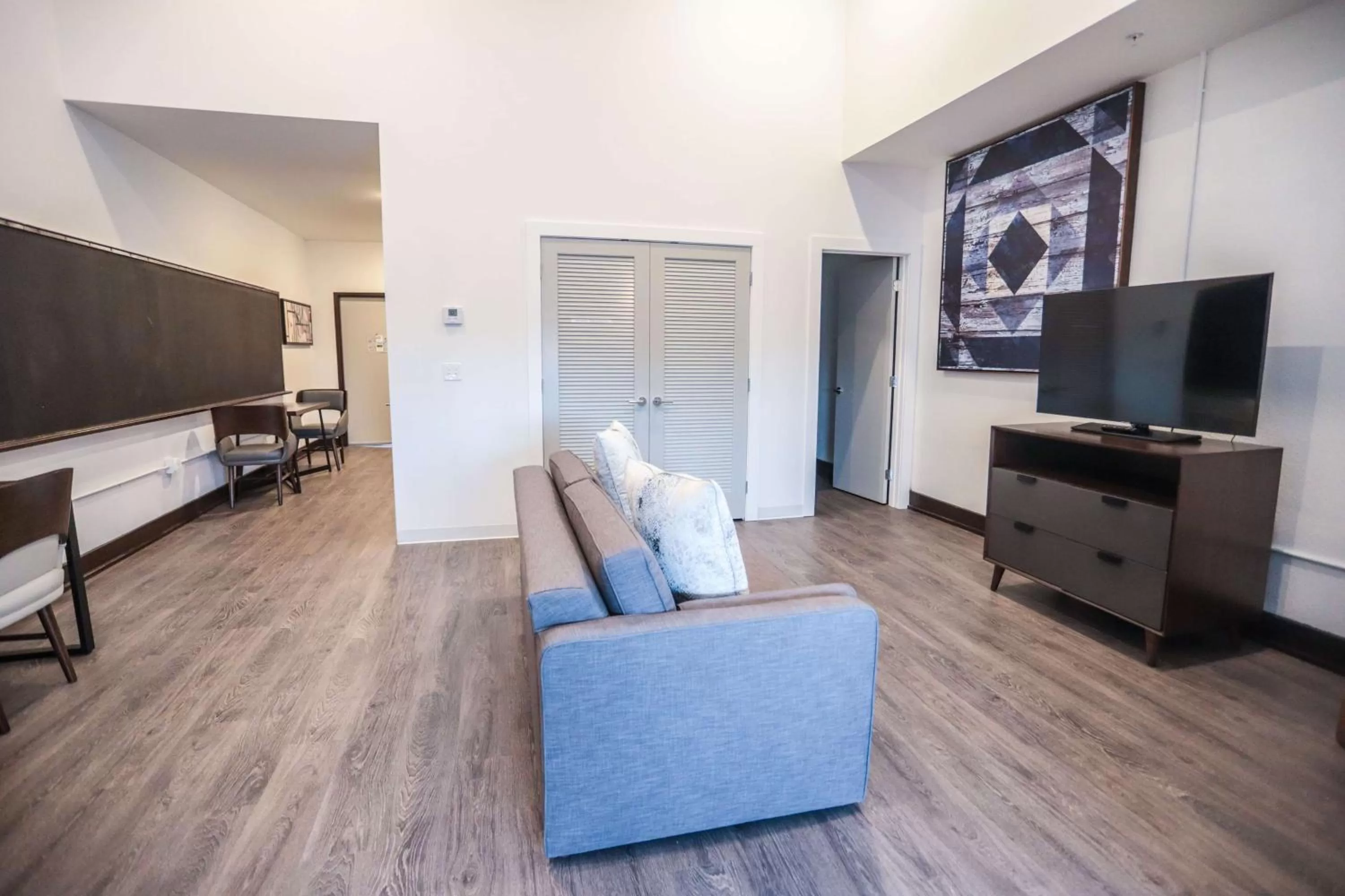 Photo of the whole room in Leavenworth Local Hotel