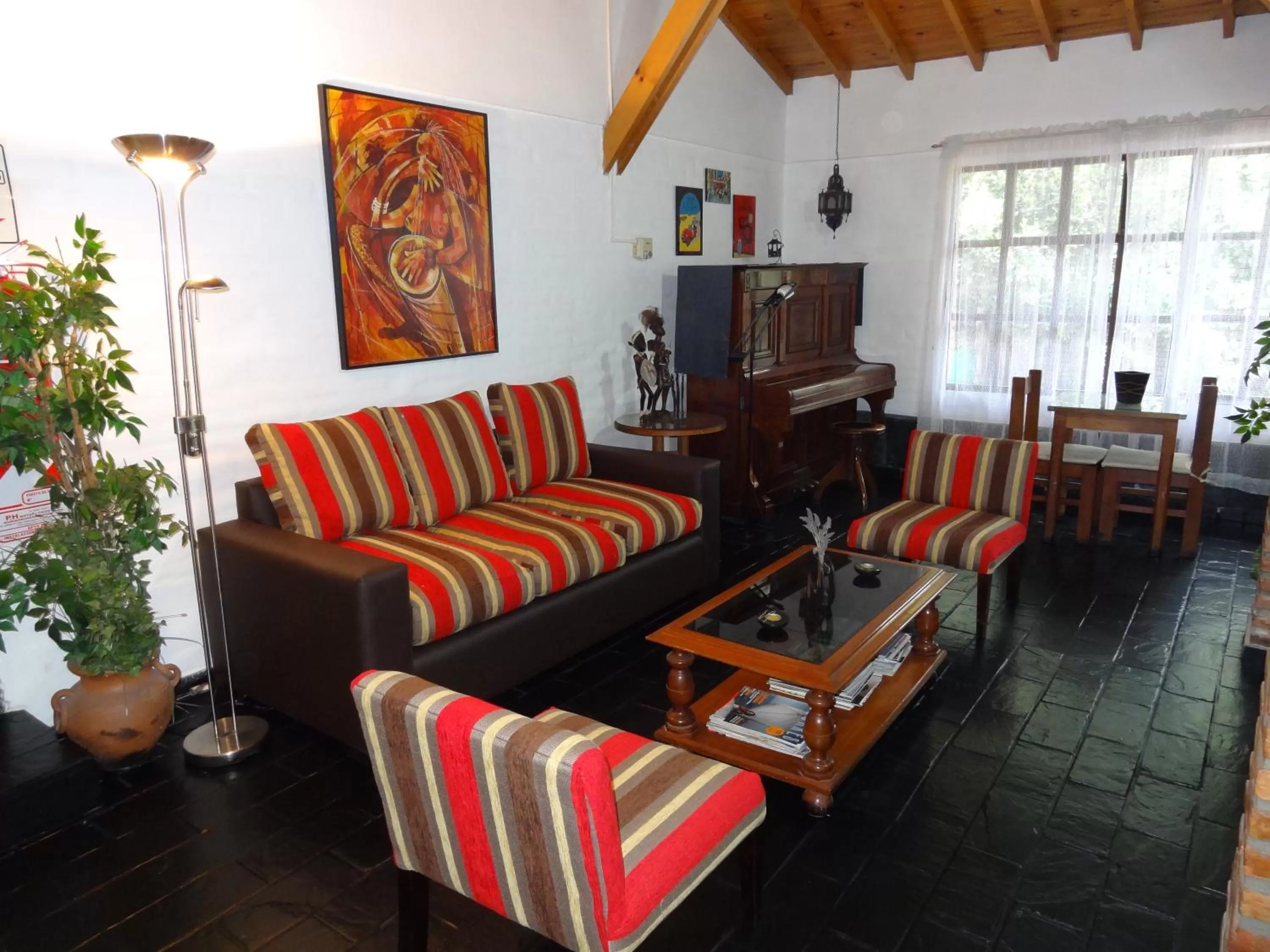 Communal lounge/ TV room in Hostería Lida