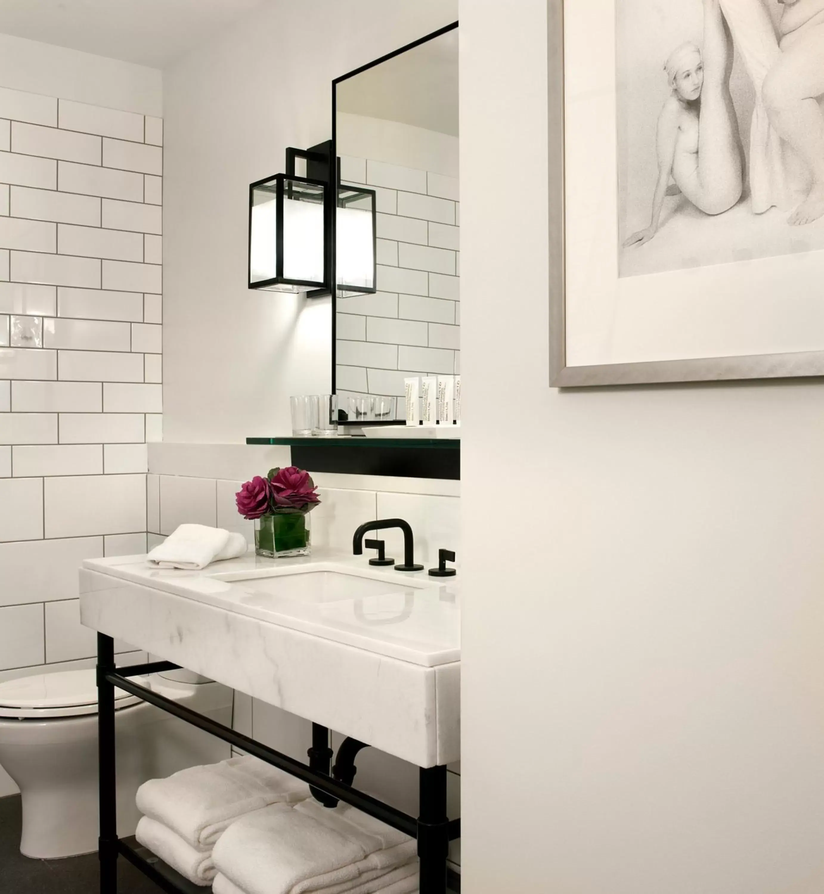 Luxury Suite with Roll-In Shower in 21c Museum Hotel Cincinnati Luxury Suite with Roll-In Shower in 21c Museum Hotel Cincinnati