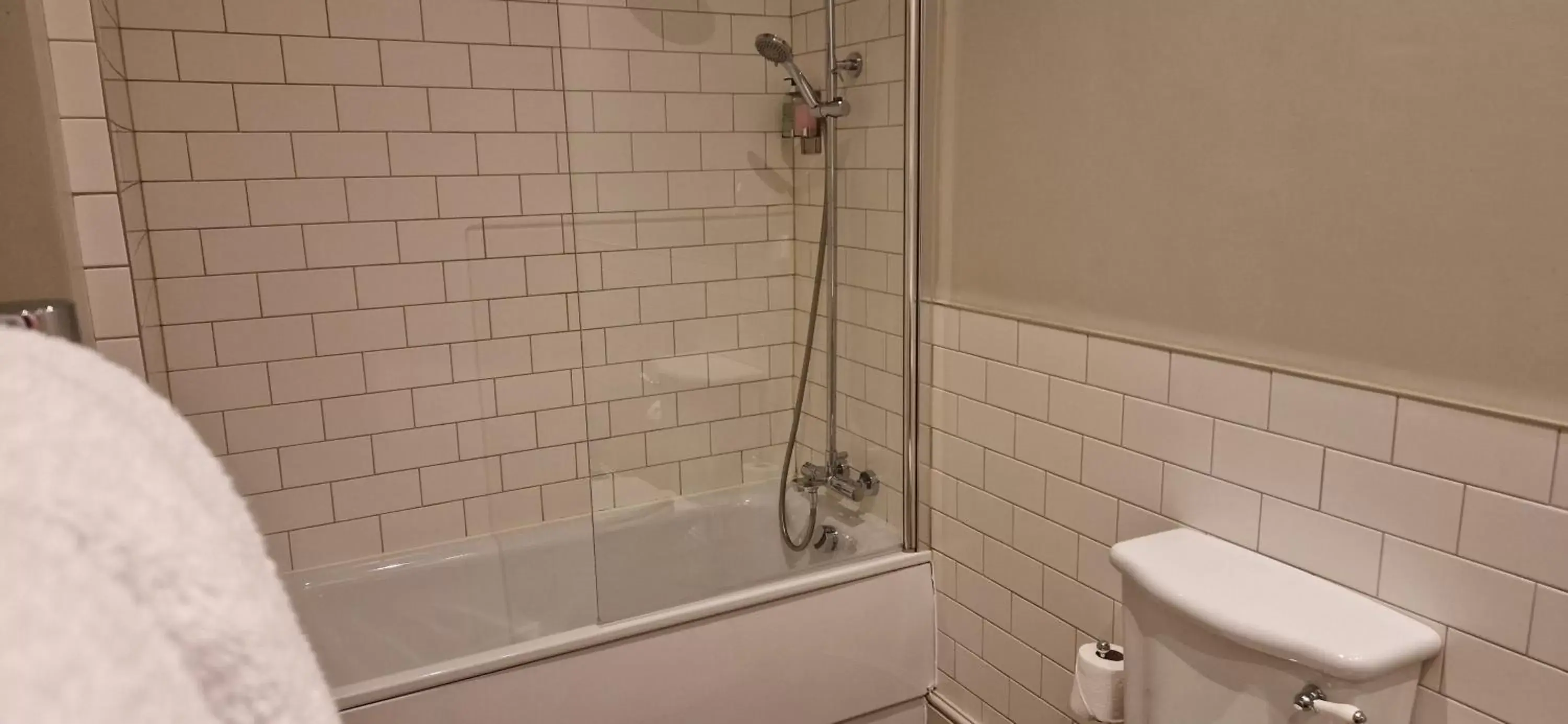 Shower, Bathroom in The Cross-Keys Hotel