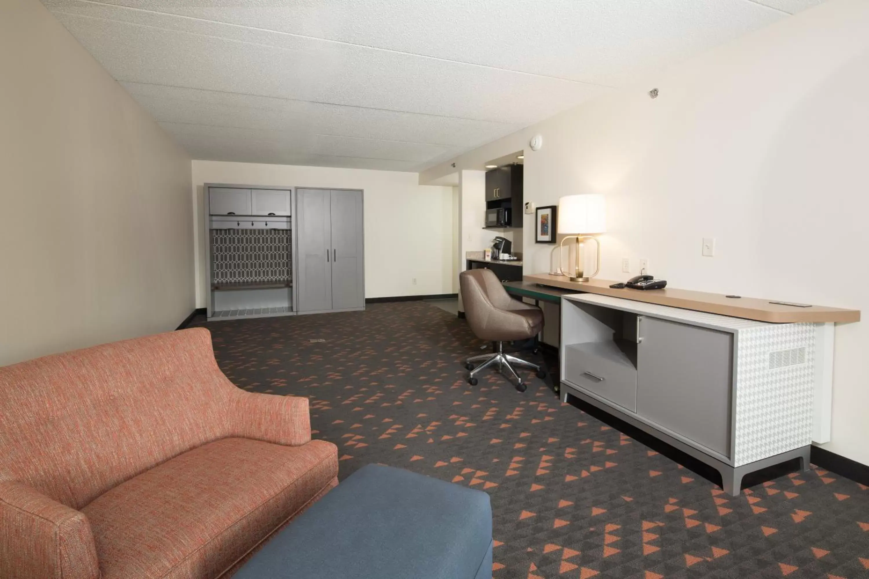 Photo of the whole room, Seating Area in Holiday Inn Hotel & Suites Ann Arbor University of Michigan Area, an IHG Hotel