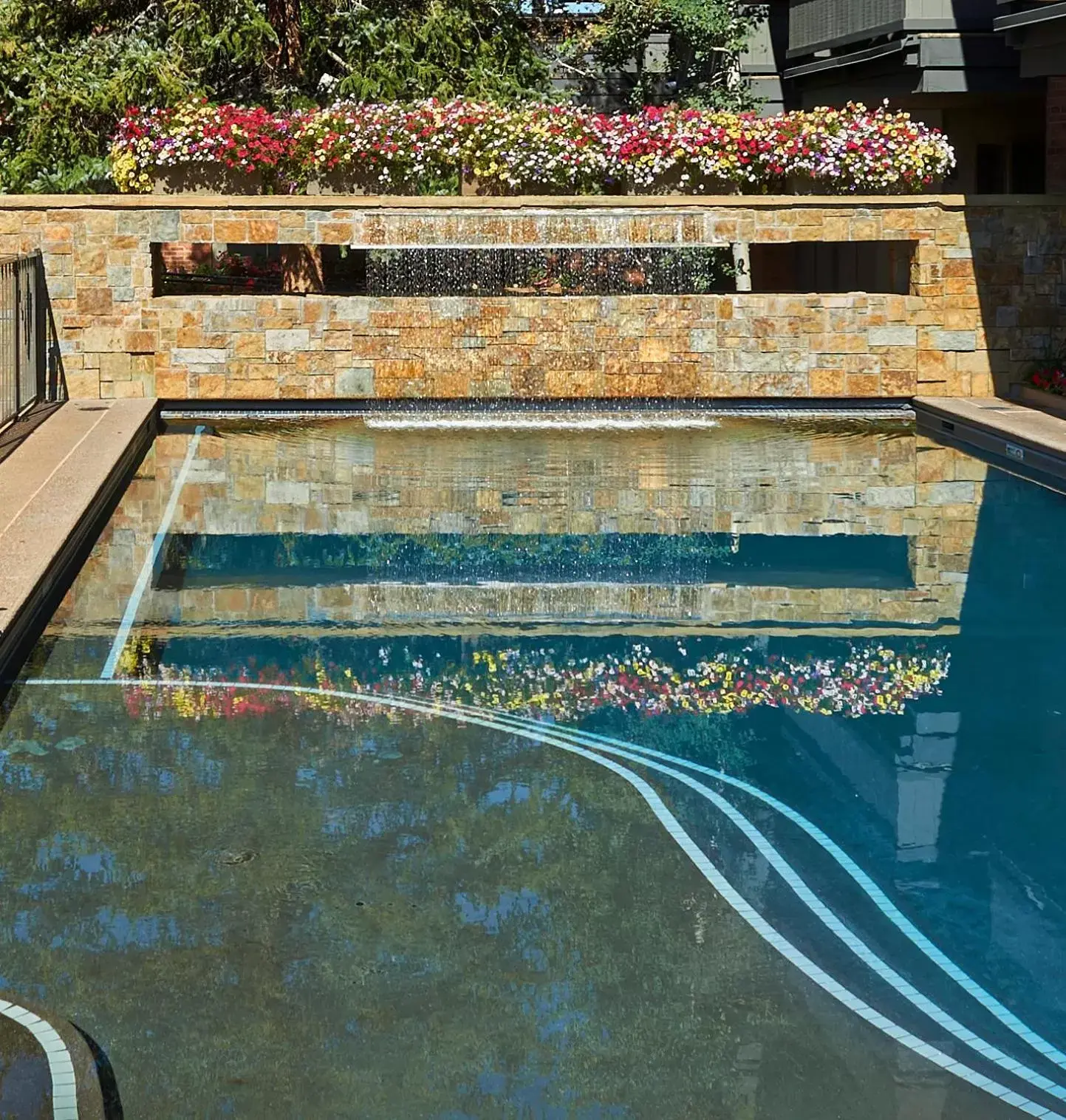 Swimming pool in Aspen Square Condominium Hotel