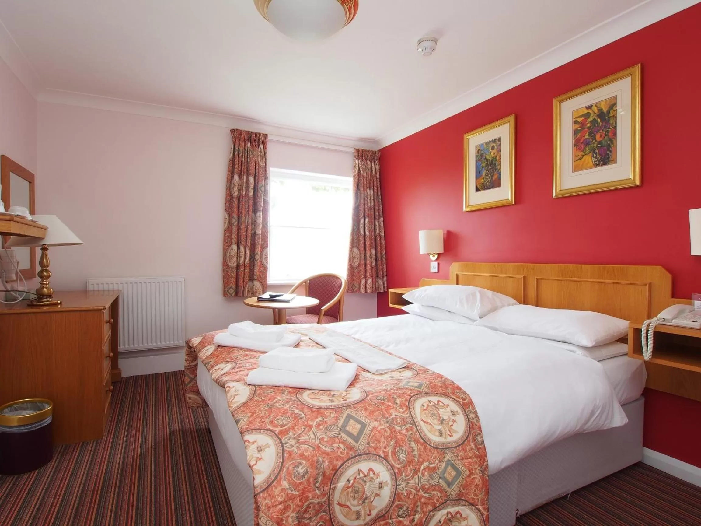 Garden view, Bed in The Chatsworth Hotel