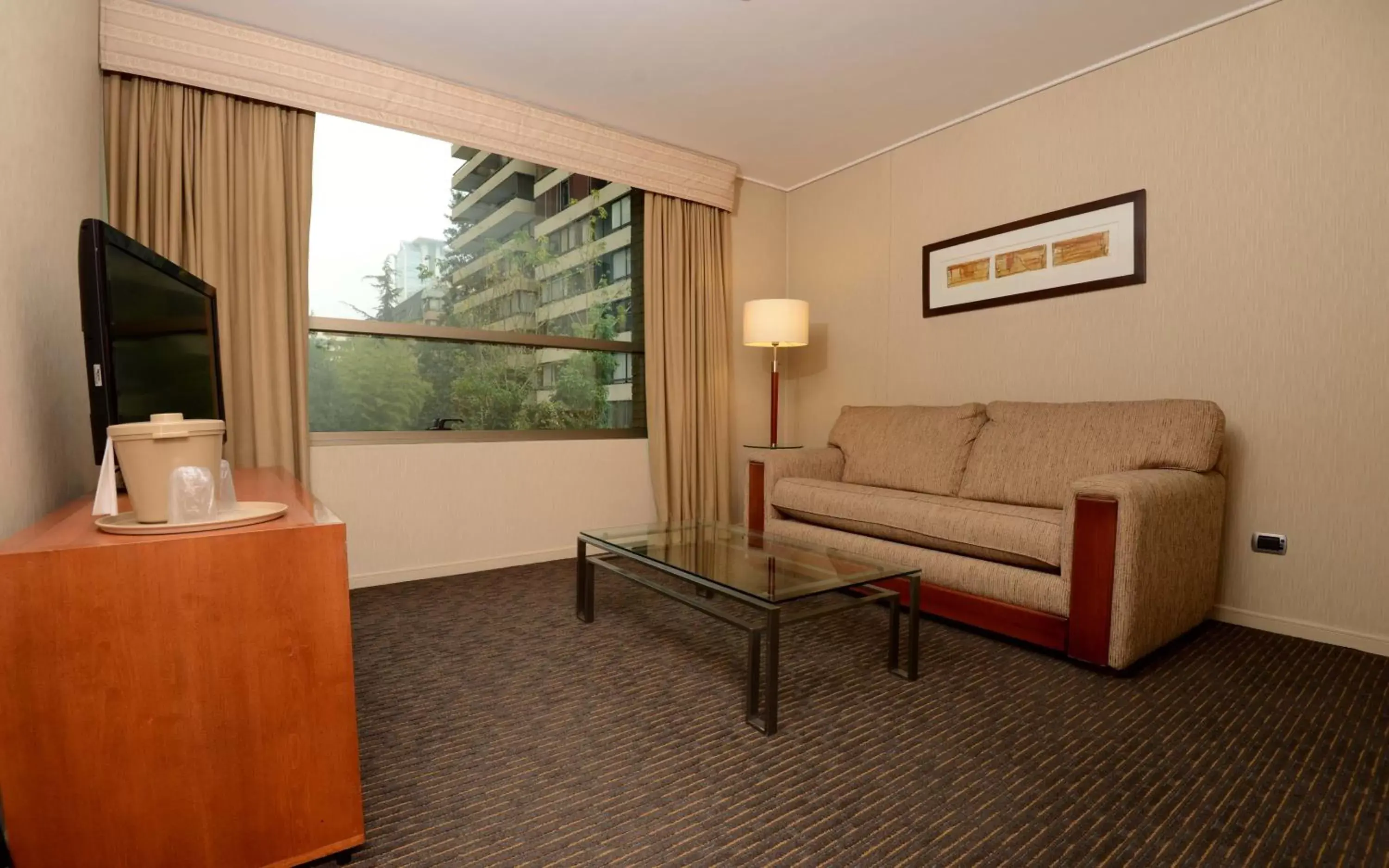 Photo of the whole room, Seating Area in Holiday Inn Express Santiago Las Condes, an IHG Hotel