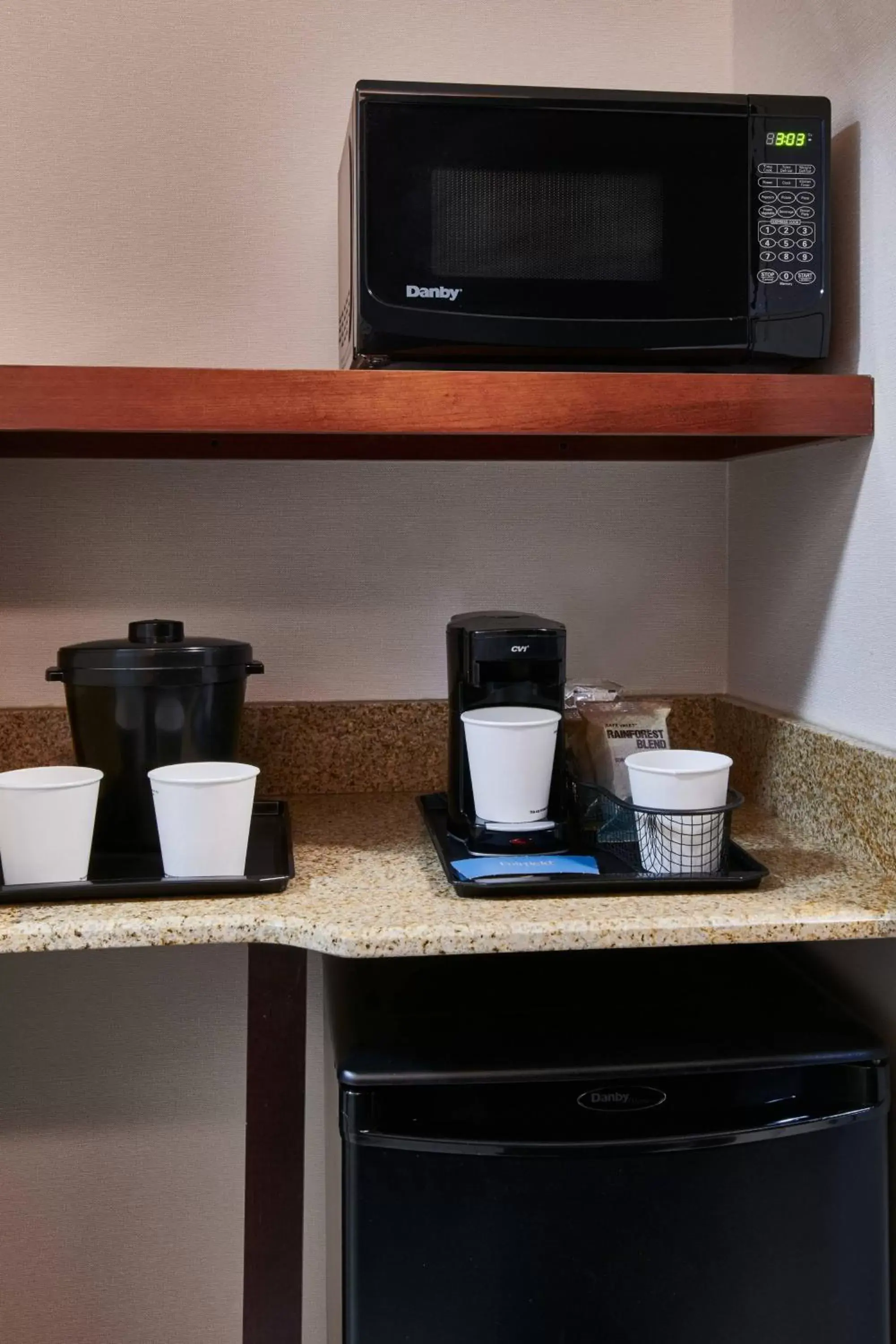 Photo of the whole room, Kitchen/Kitchenette in Fairfield Inn & Suites Detroit Livonia