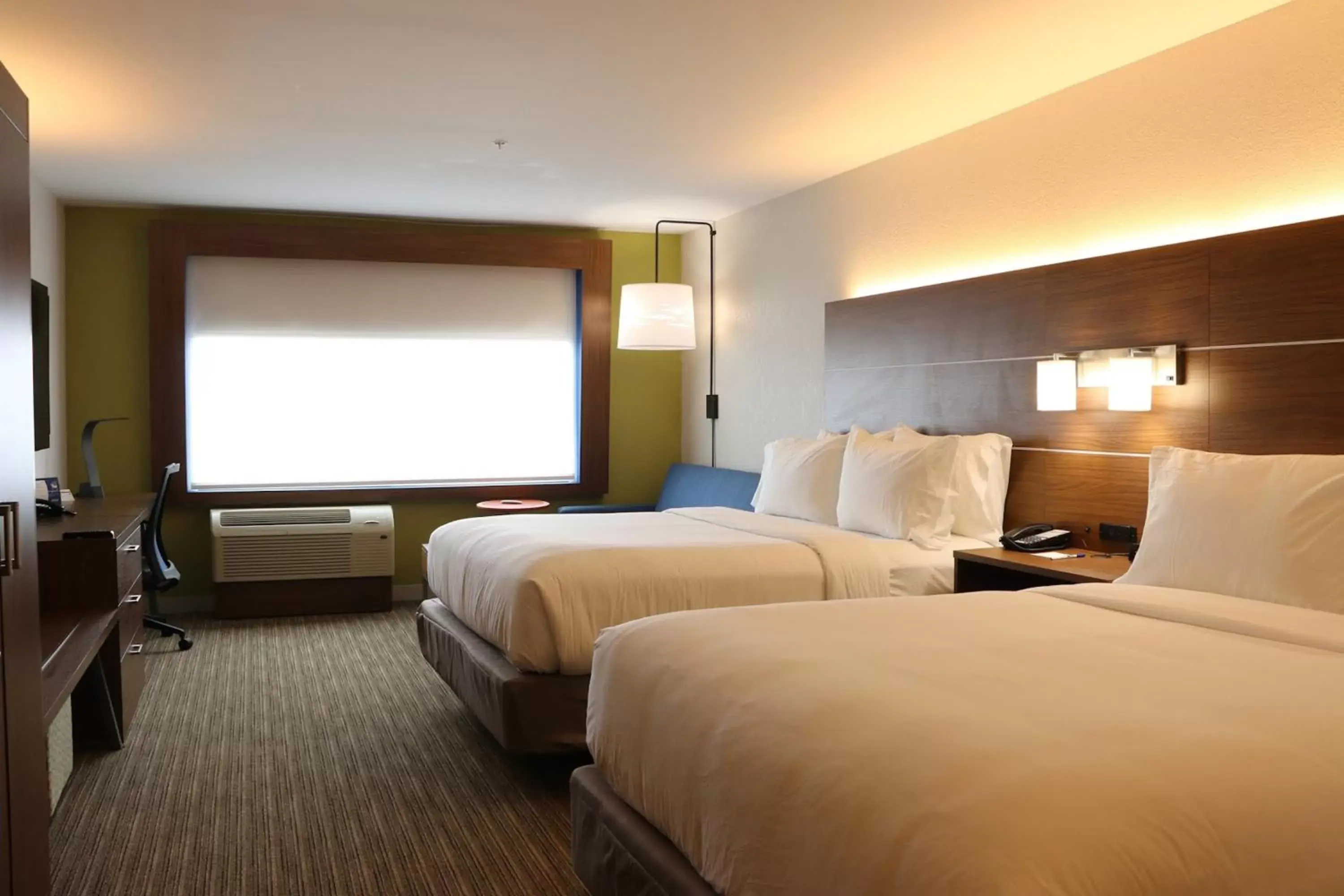 Photo of the whole room, Bed in Holiday Inn Express & Suites - Detroit Northwest - Livonia, an IHG Hotel