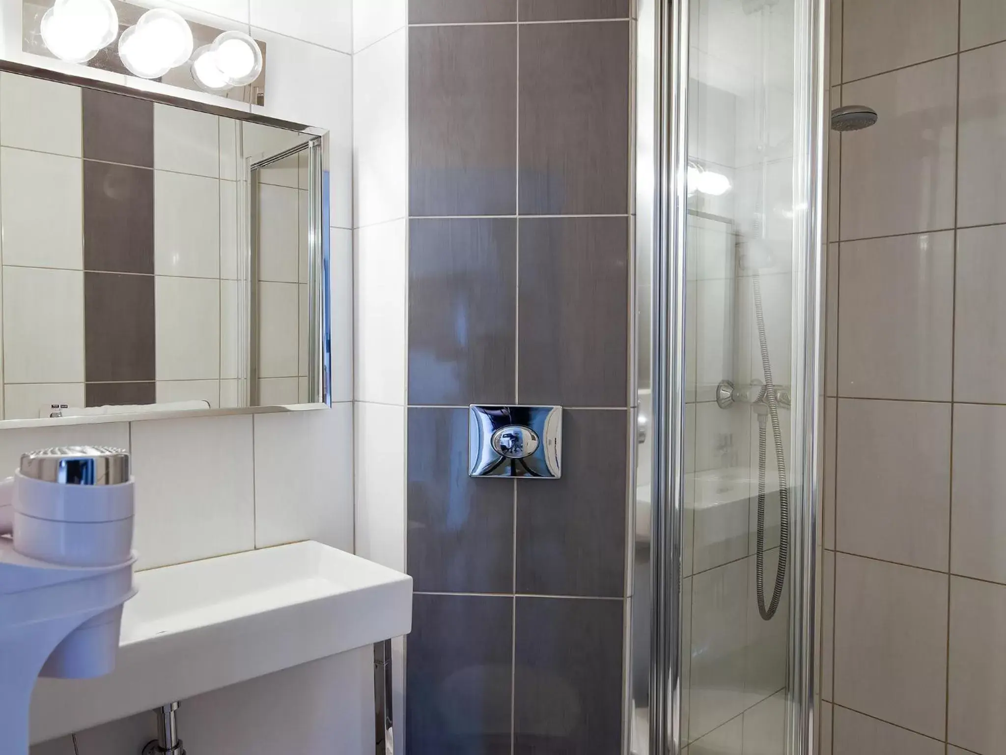 Shower, Bathroom in Kyriad Belfort Centre Gare