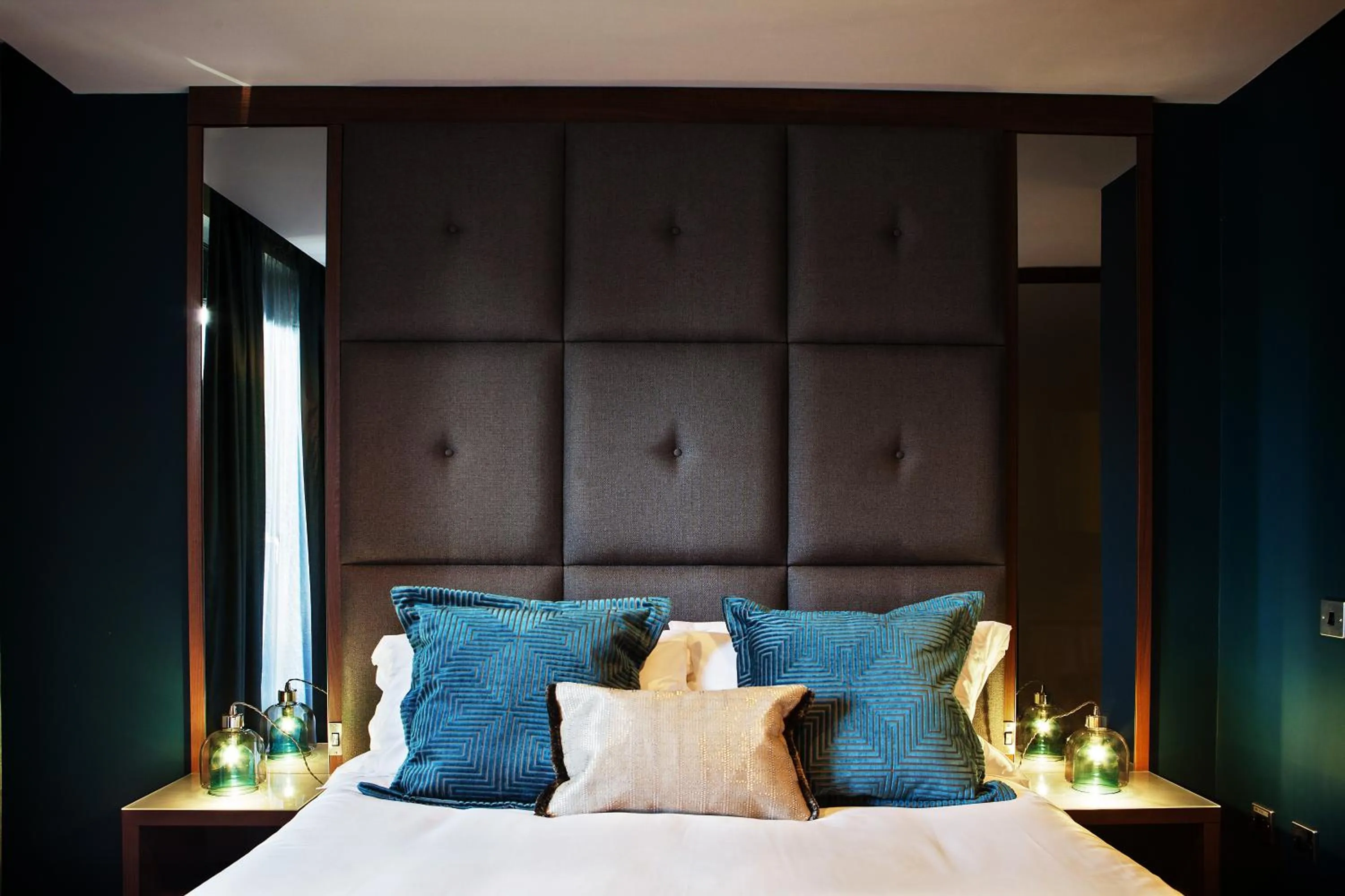 King Room with Roll-In Shower - Disability Access in San Pietro Hotel & Restaurant