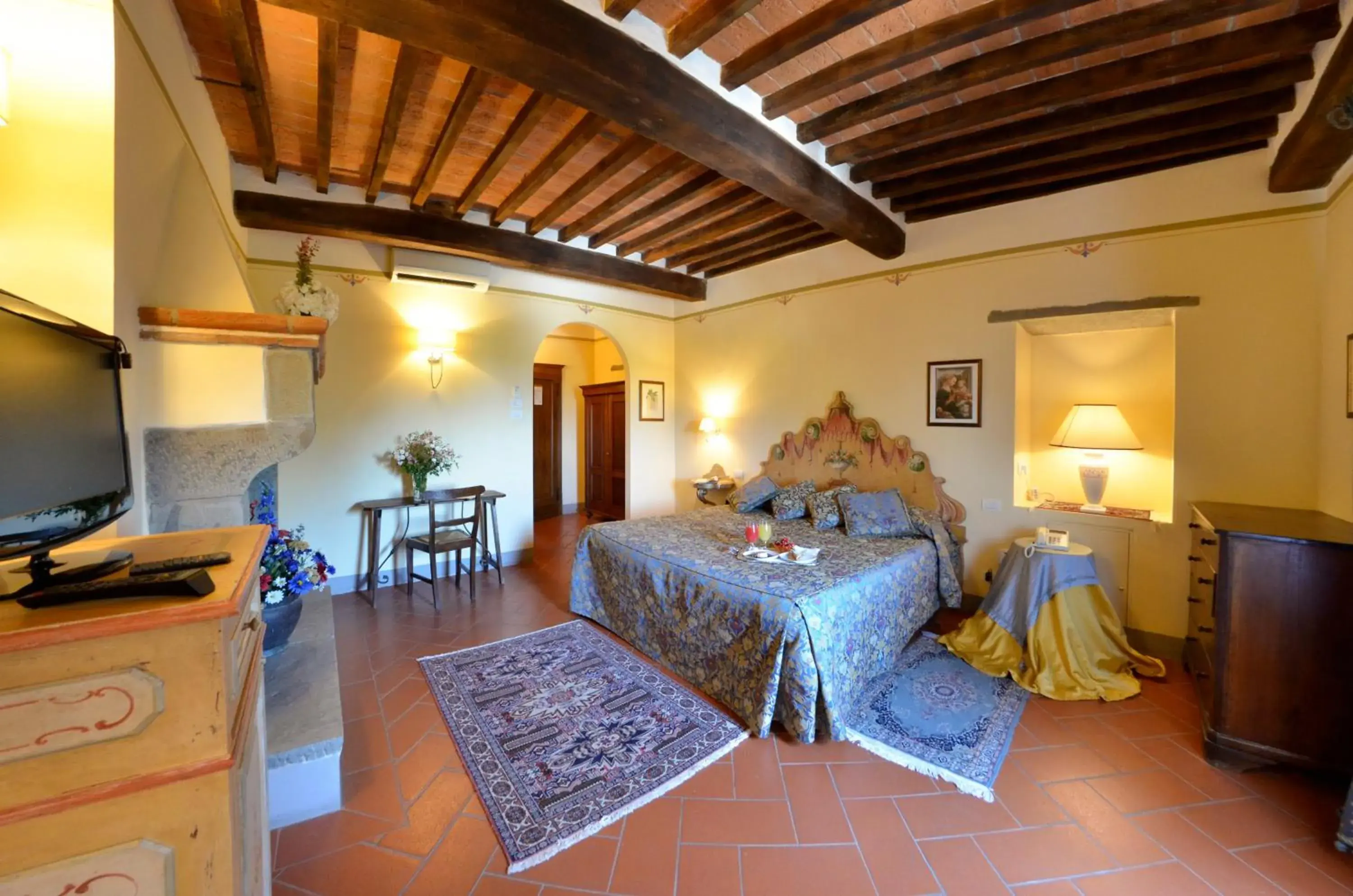 Photo of the whole room, Bed in Relais Borgo San Pietro