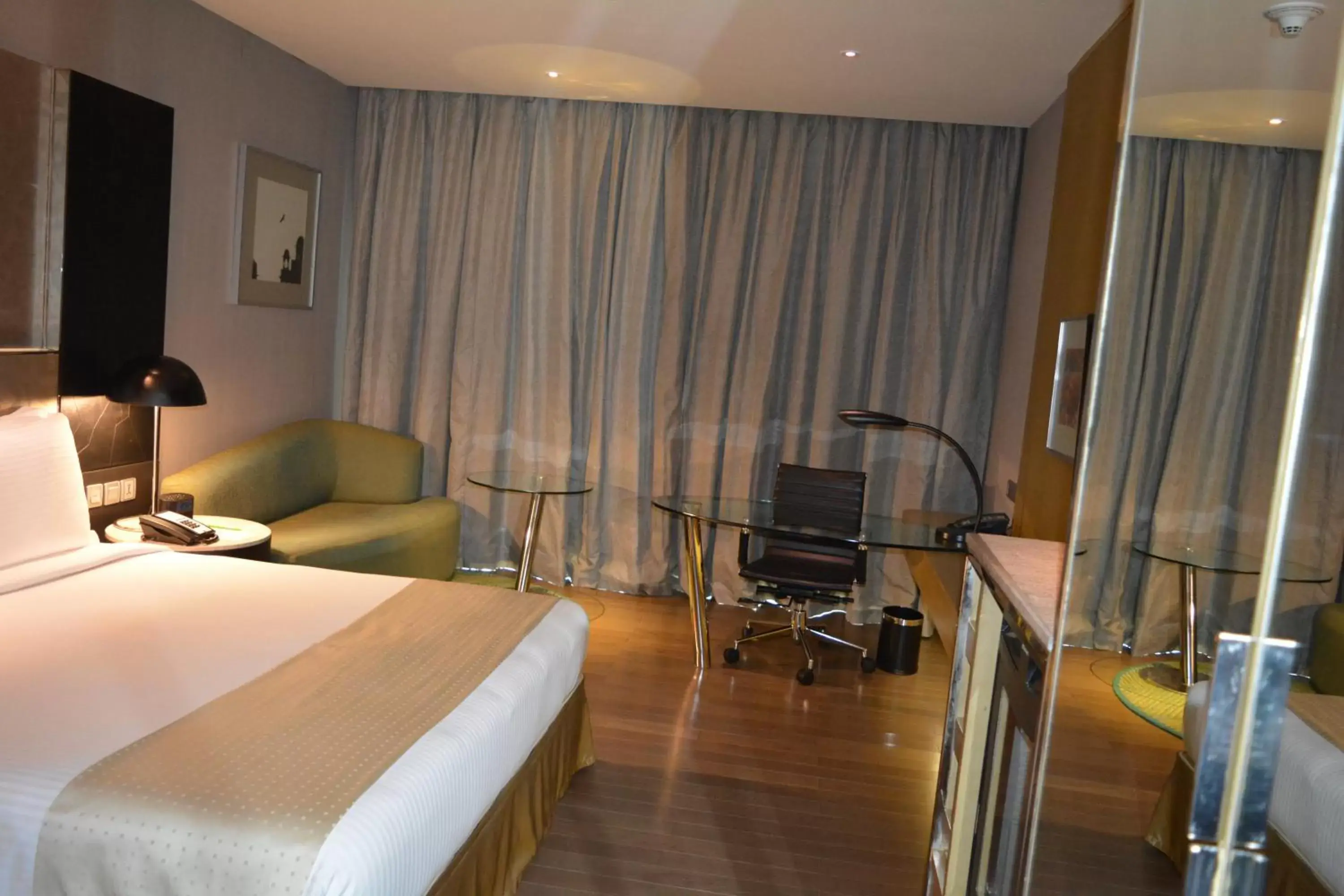 Bed, TV/Entertainment Center in Holiday Inn New Delhi International Airport, an IHG Hotel